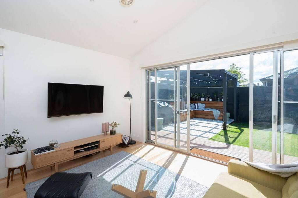 Spacious light-filled 3BD sanctuary in Northcote
