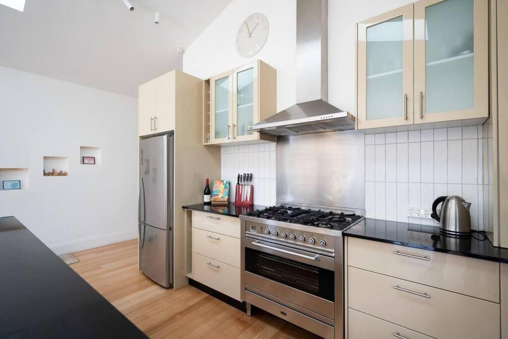 Spacious light-filled 3BD sanctuary in Northcote