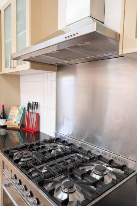 Spacious light-filled 3BD sanctuary in Northcote