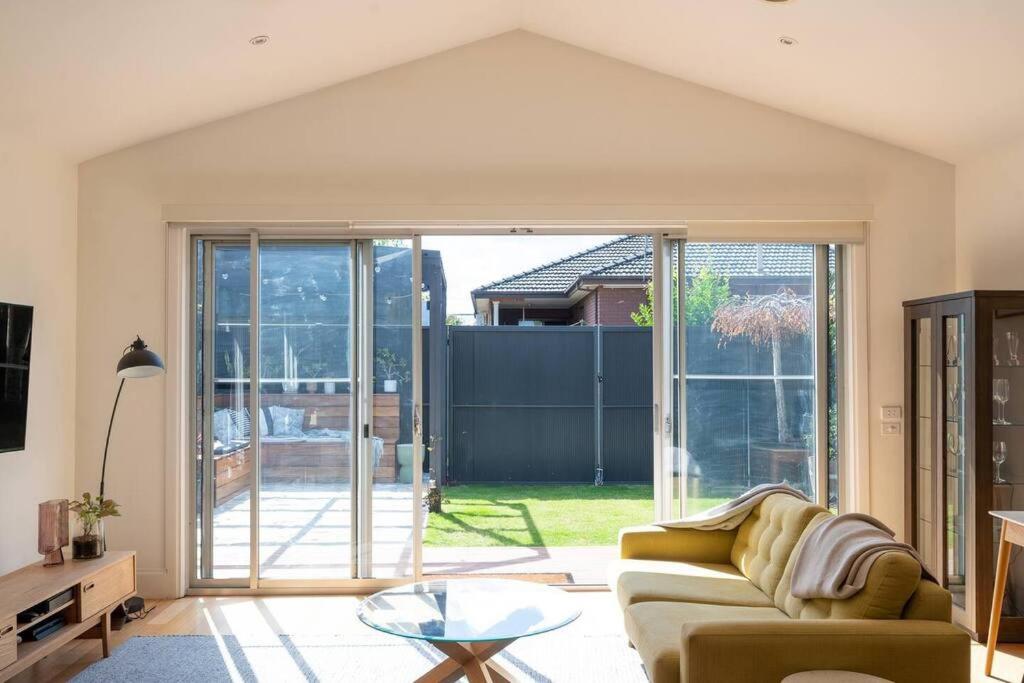 Spacious light-filled 3BD sanctuary in Northcote