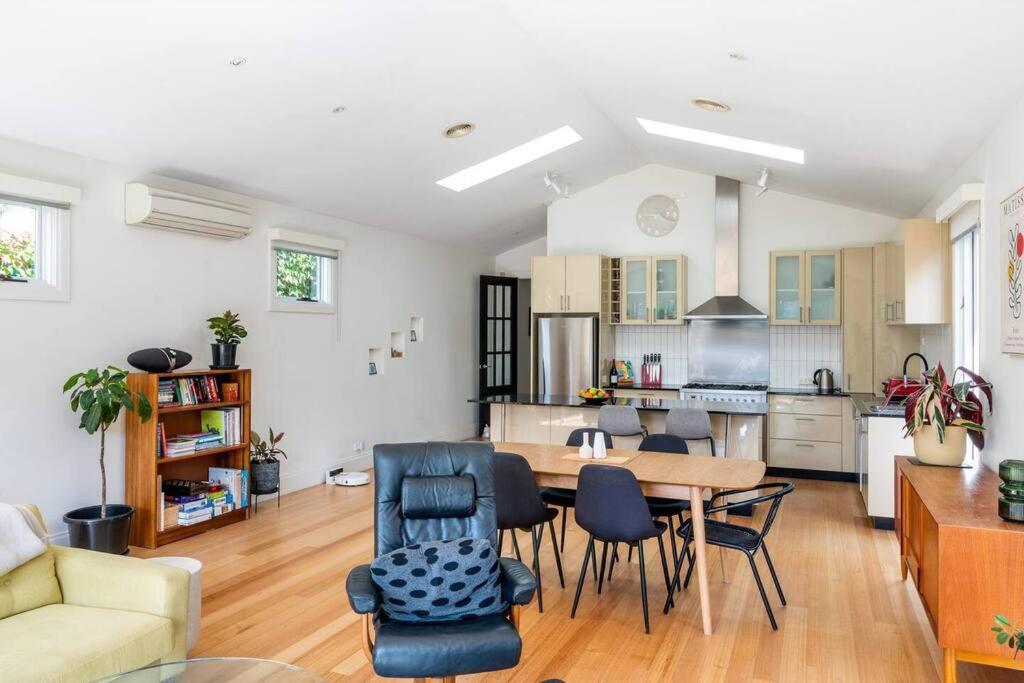 Spacious light-filled 3BD sanctuary in Northcote