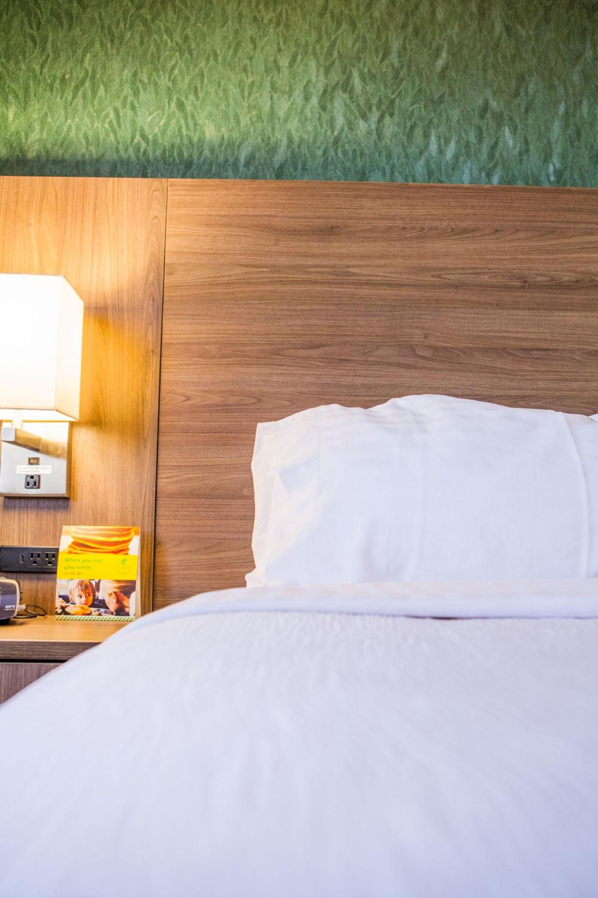 Des Moines Vacations - Holiday Inn Des Moines-Downtown-Mercy Campus, an IHG Hotel - Property Image 3