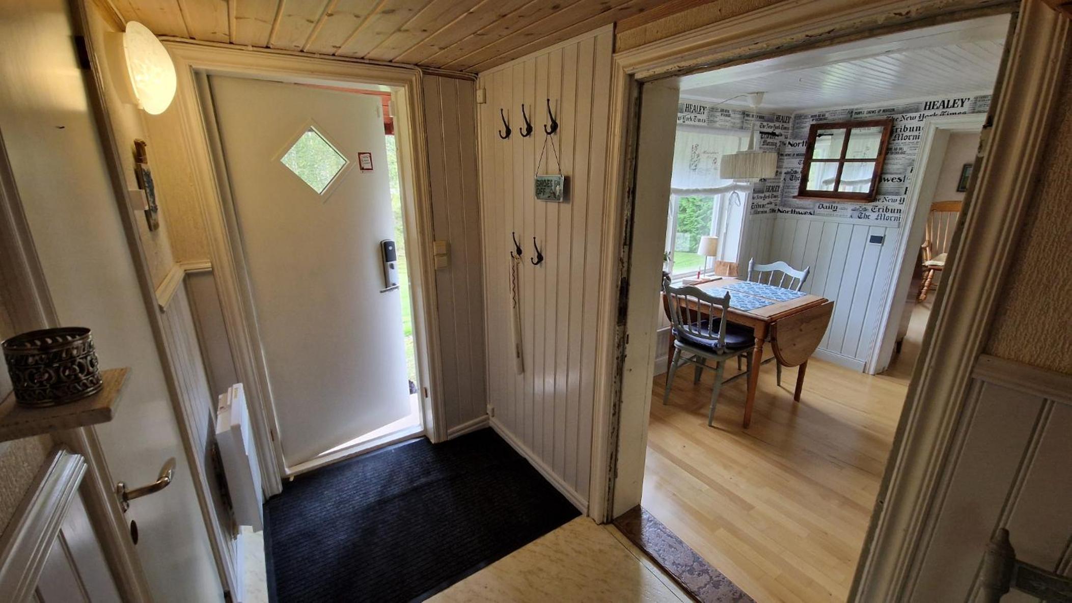 Lidsbergs torp i Ölme från år 1910 Ett eget mysigt torp med kakelugn, lågt i tak, sovrum med dubbelsäng och 2 enkelsängar på loft med snedtak bäddsoffa i v view 3