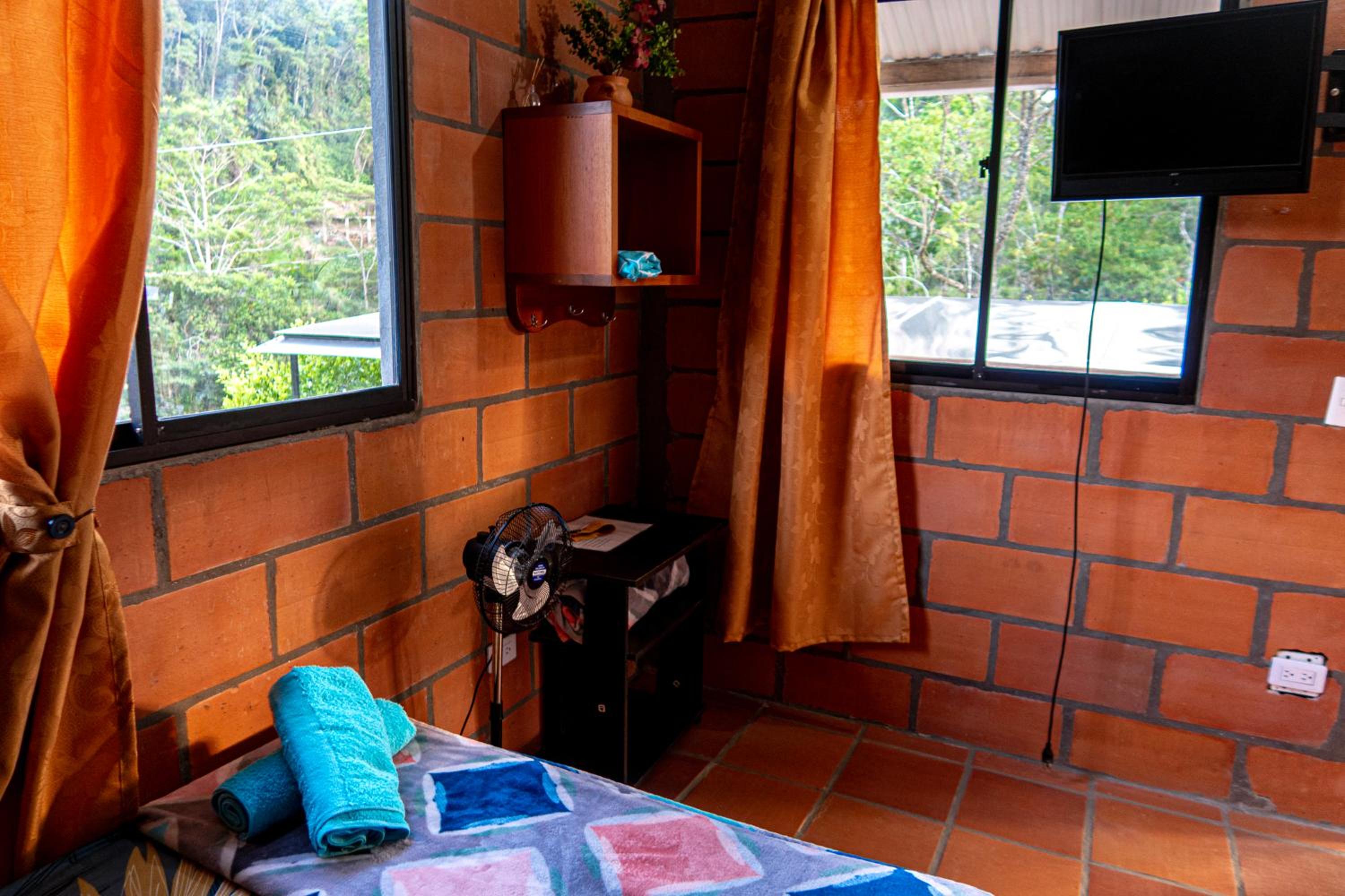 Habitaciones Finca en San Rafael Frente al charco la Cristalina con vista a las montañas