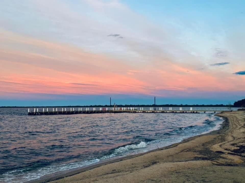 3BR Modern Lakeside Escape, Beach & Park Views