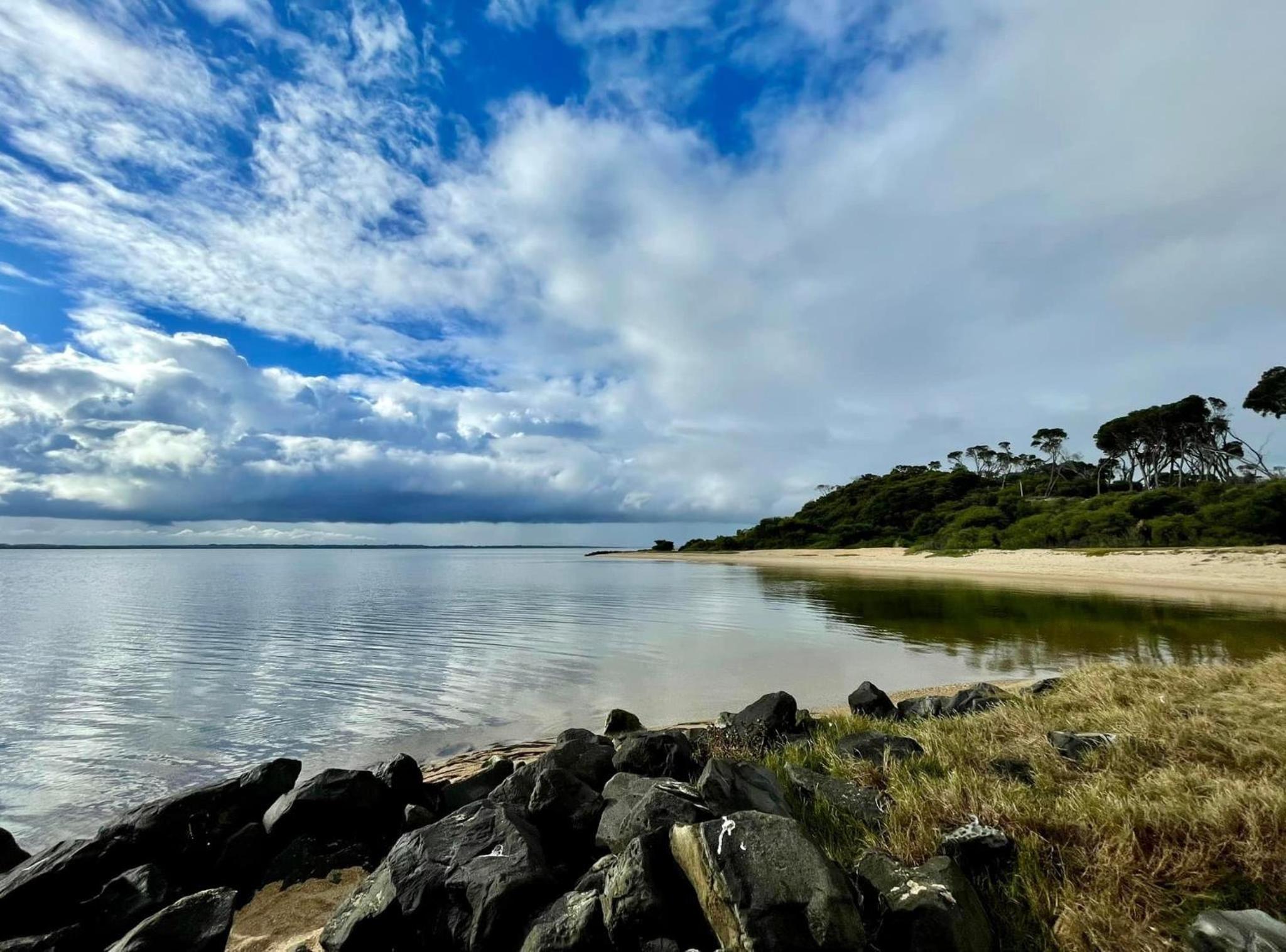 3BR Modern Lakeside Escape, Beach & Park Views