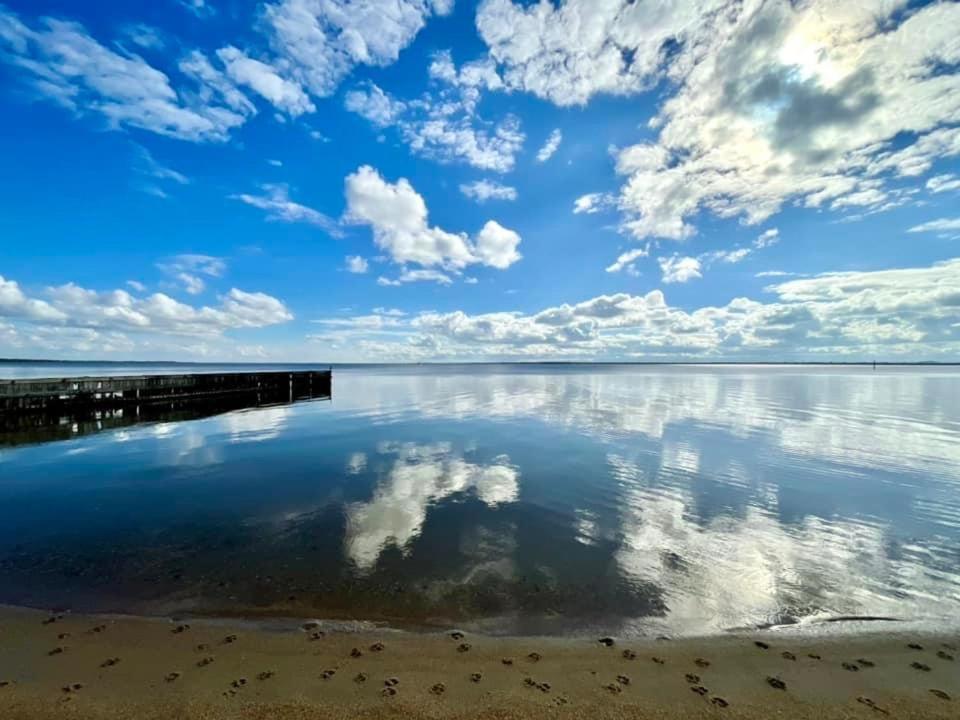 3BR Modern Lakeside Escape, Beach & Park Views