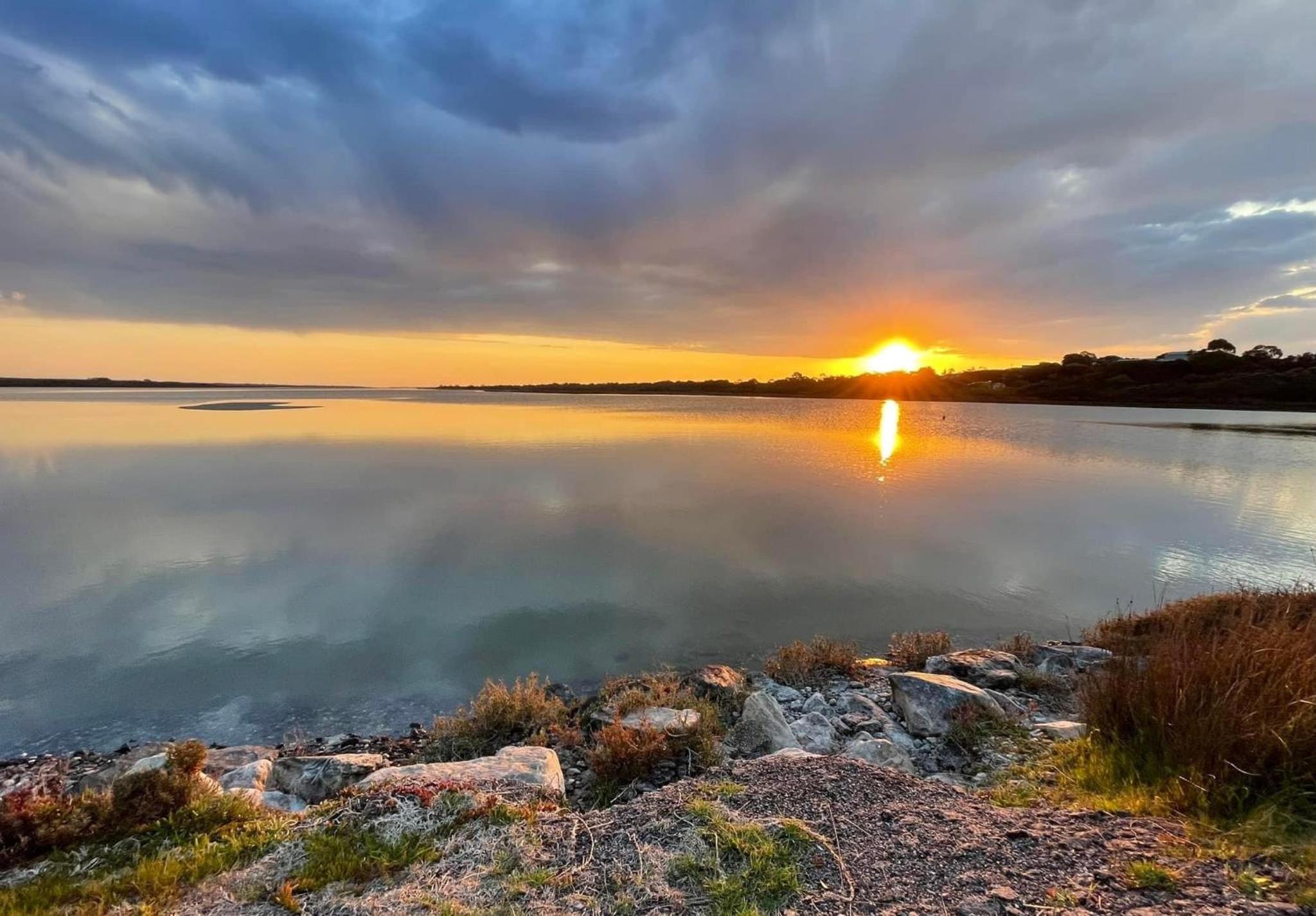 3BR Modern Lakeside Escape, Beach & Park Views