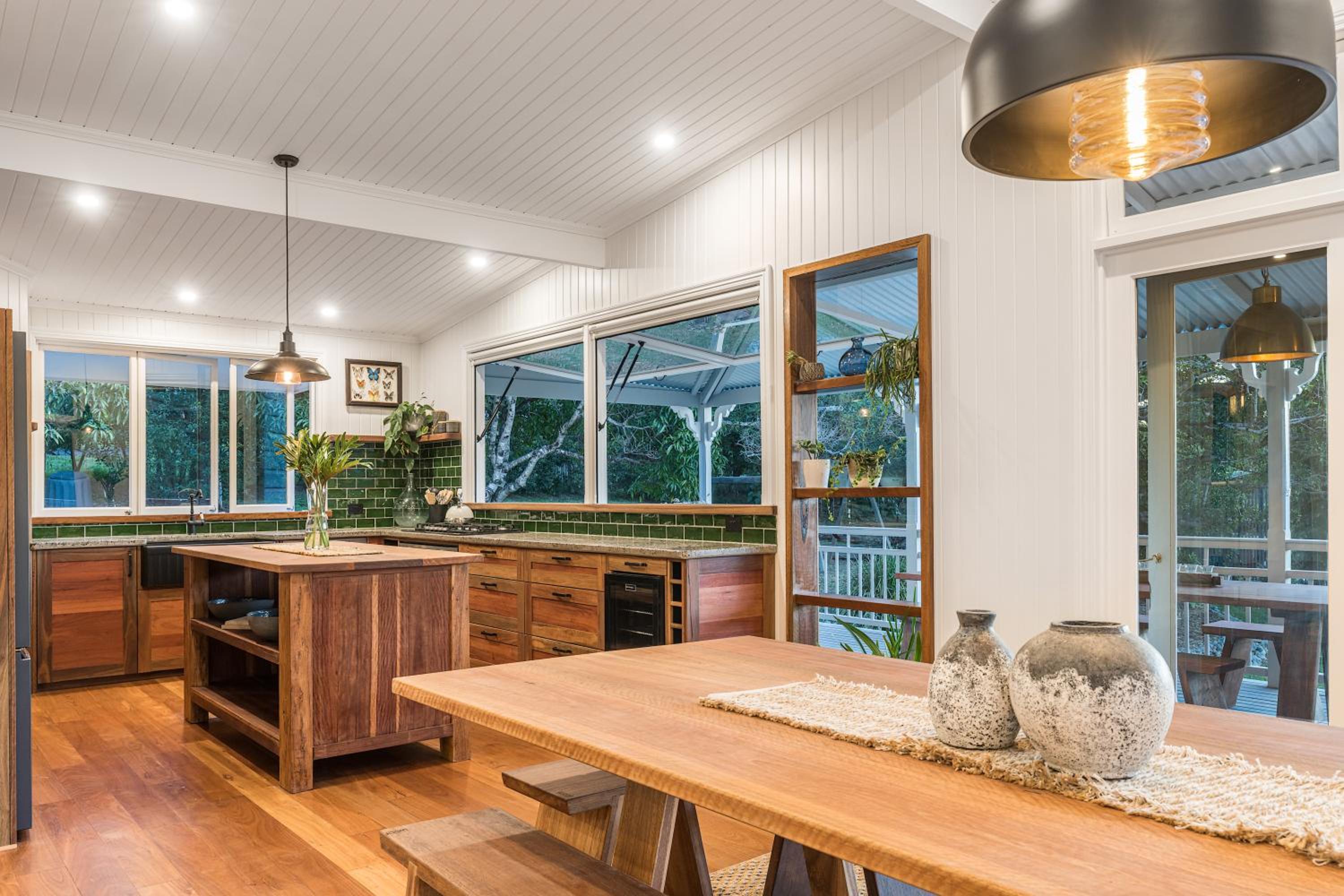 Haus Malolo Paradise 10 minutes from Byron Bay A large 5 bedroom home that sleeps 10 people