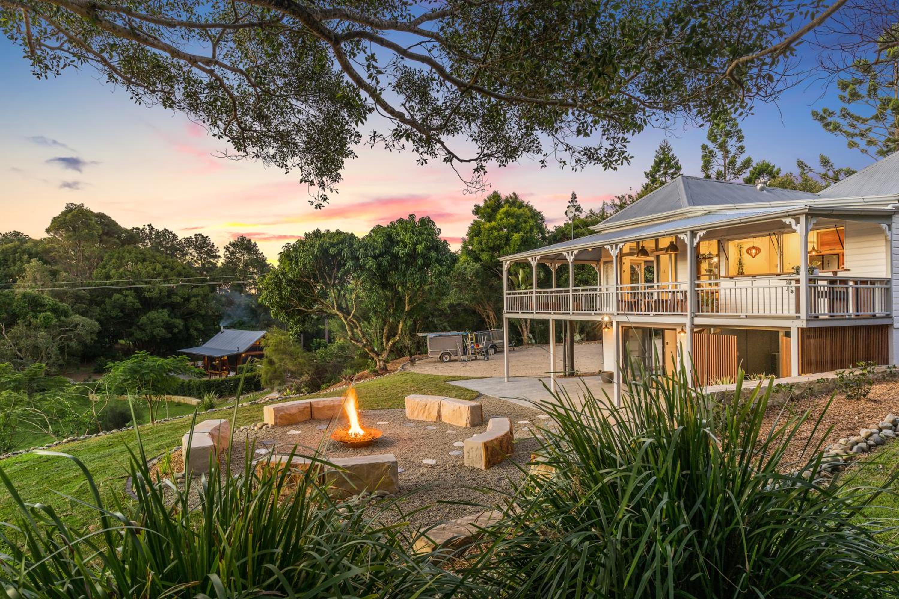 Haus Malolo Paradise 10 minutes from Byron Bay A large 5 bedroom home that sleeps 10 people