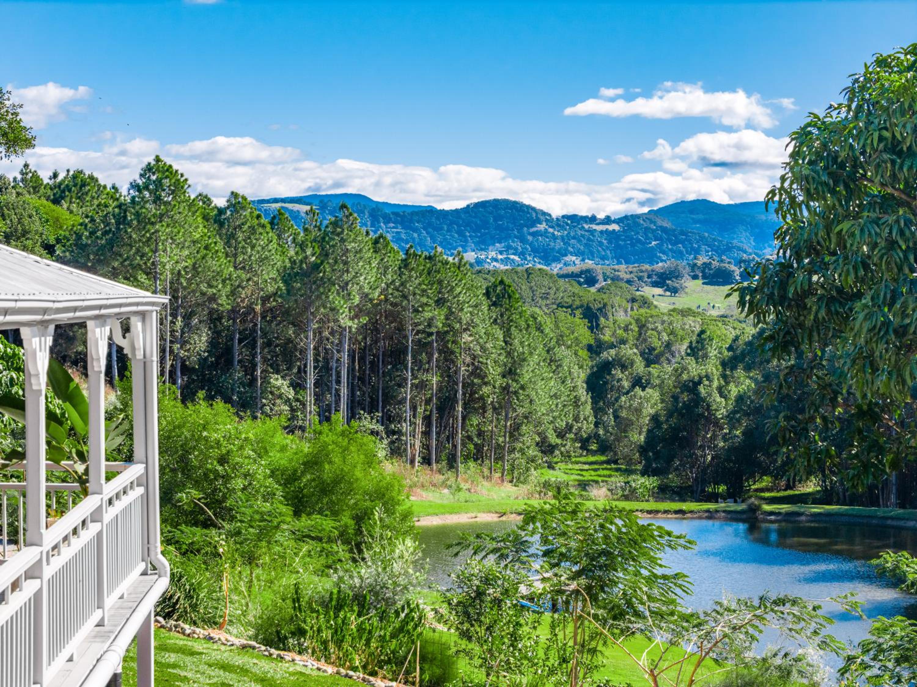 Haus Malolo Paradise 10 minutes from Byron Bay A large 5 bedroom home that sleeps 10 people