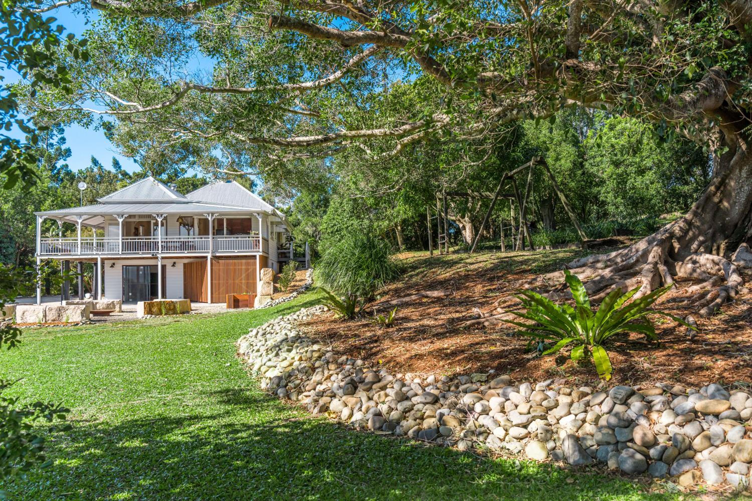 Haus Malolo Paradise 10 minutes from Byron Bay A large 5 bedroom home that sleeps 10 people