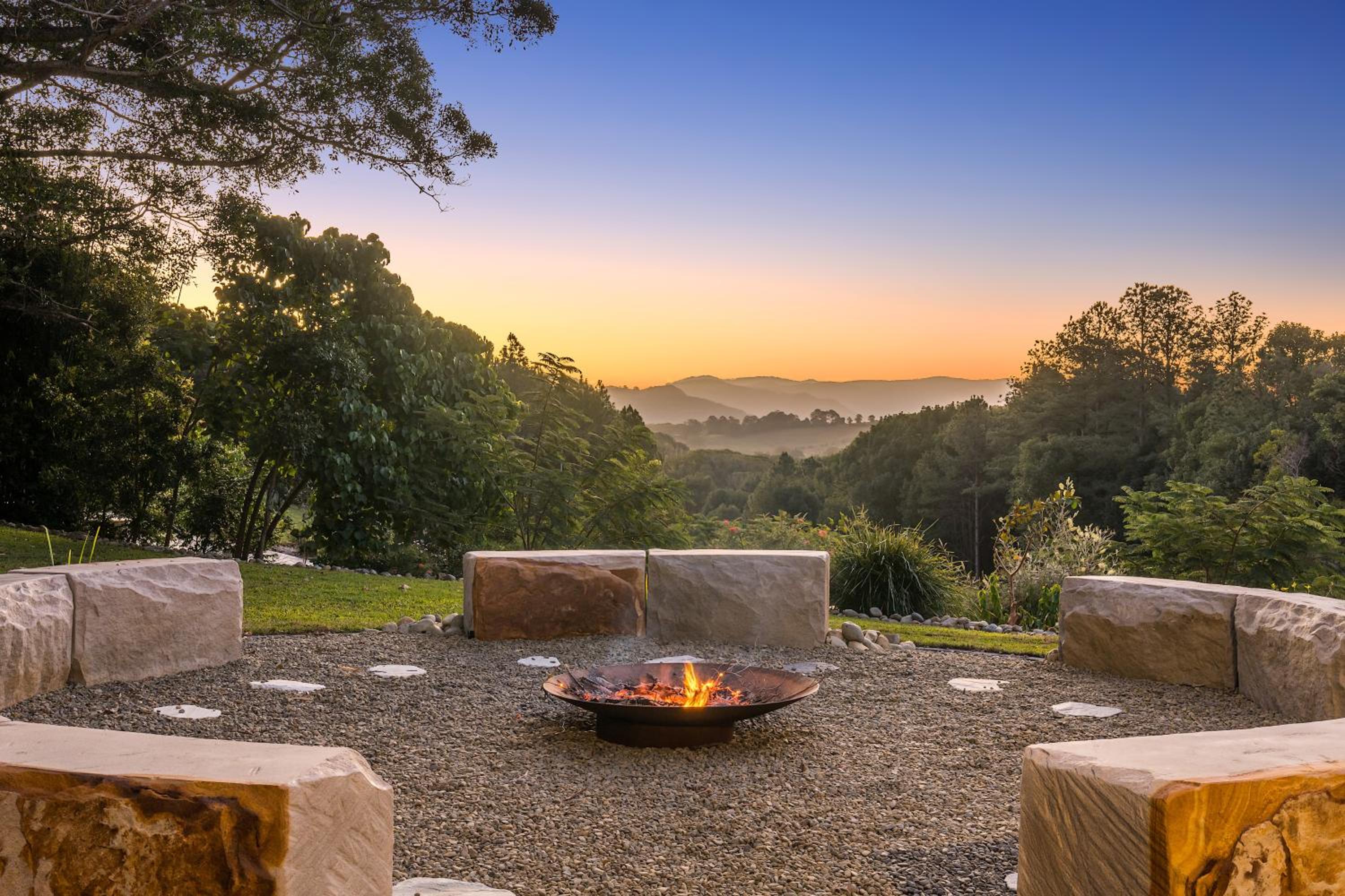 Haus Malolo Paradise 10 minutes from Byron Bay A large 5 bedroom home that sleeps 10 people