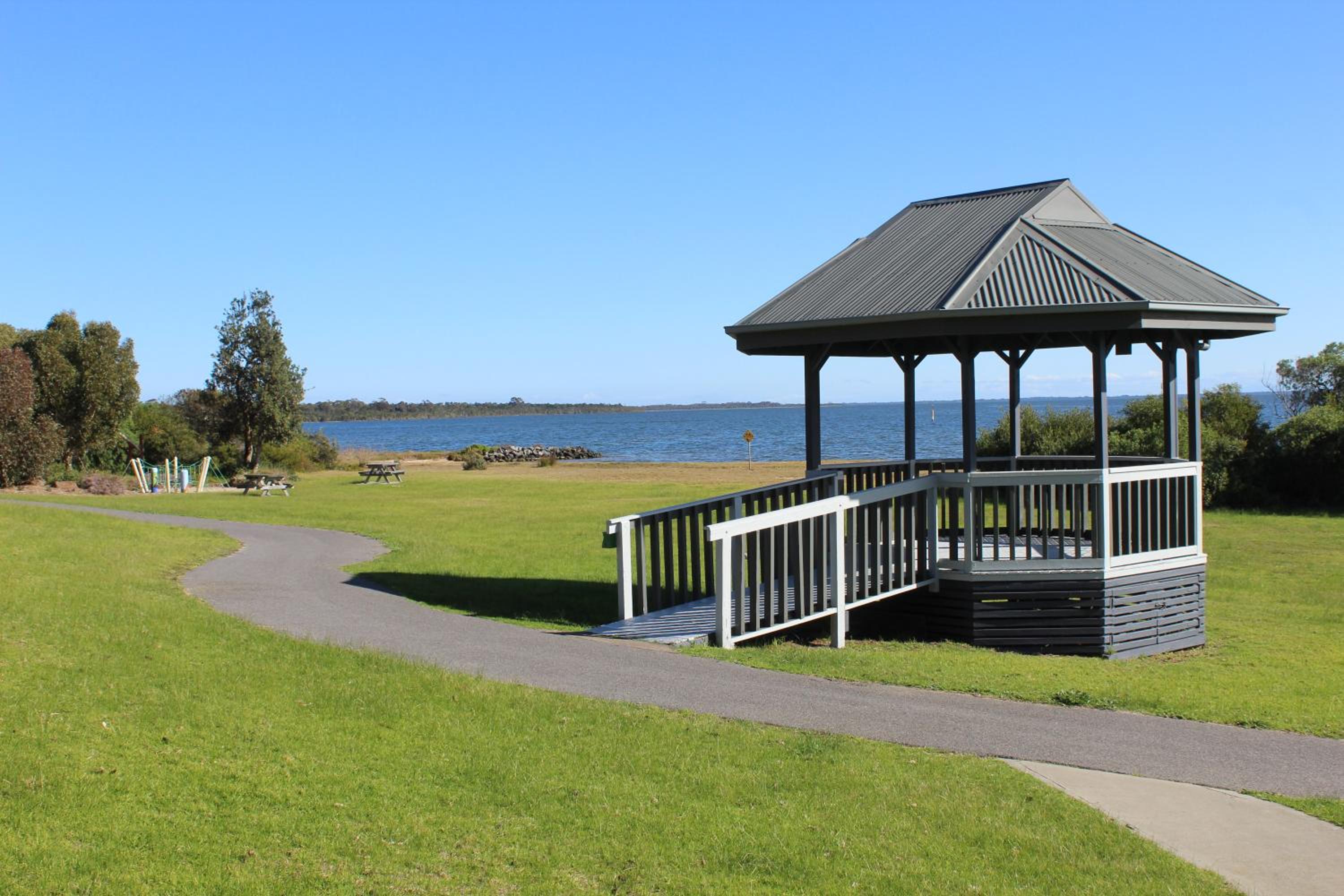 3BR Modern Lakeside Escape, Beach & Park Views