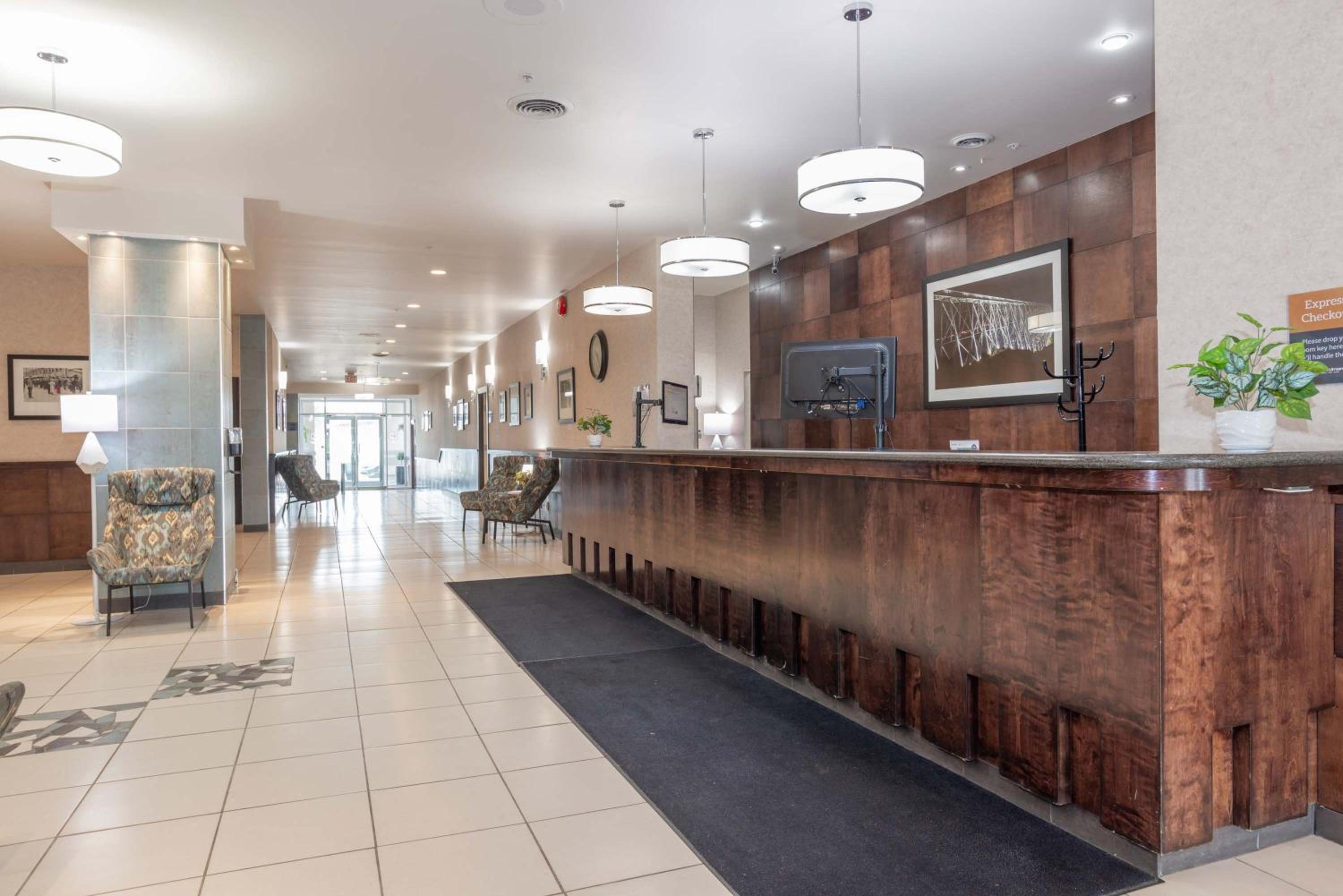 Lethbridge Vacations - Sandman Hotel Lethbridge - Property Image 4