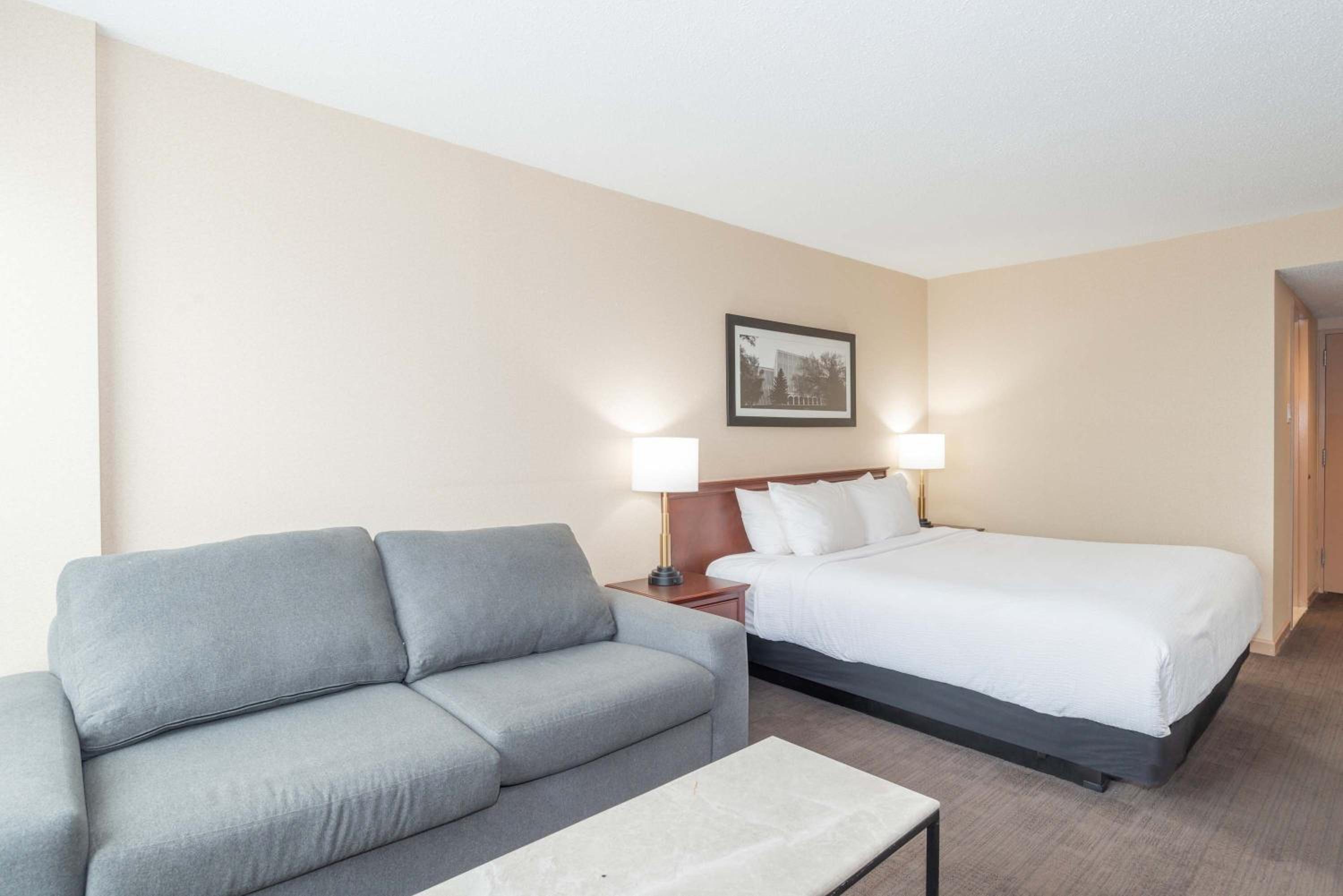 Lethbridge Vacations - Sandman Hotel Lethbridge - Property Image 7
