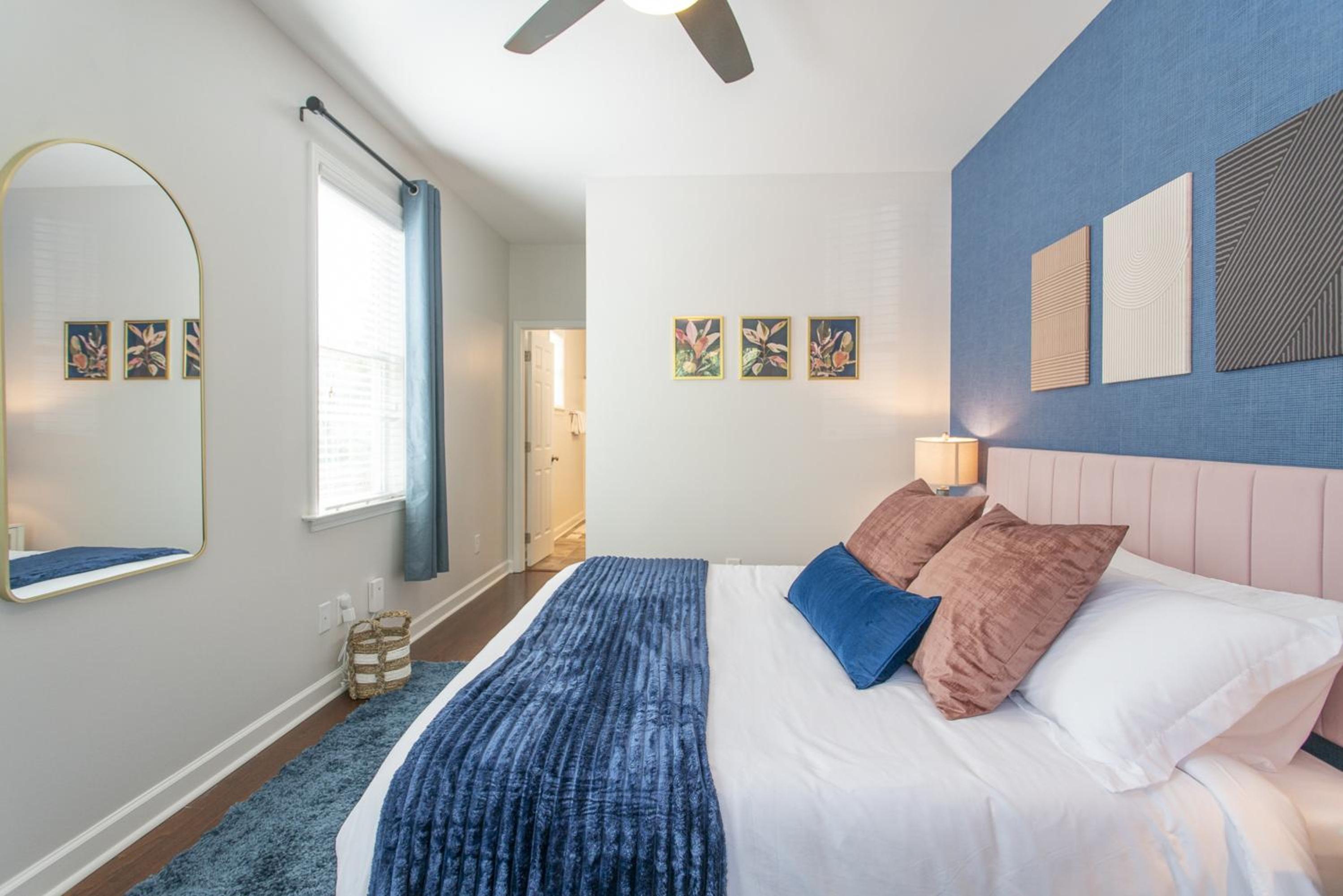 Fam-Biz Friendly 3BD with Fire pit & BBQ - Downtown view 2