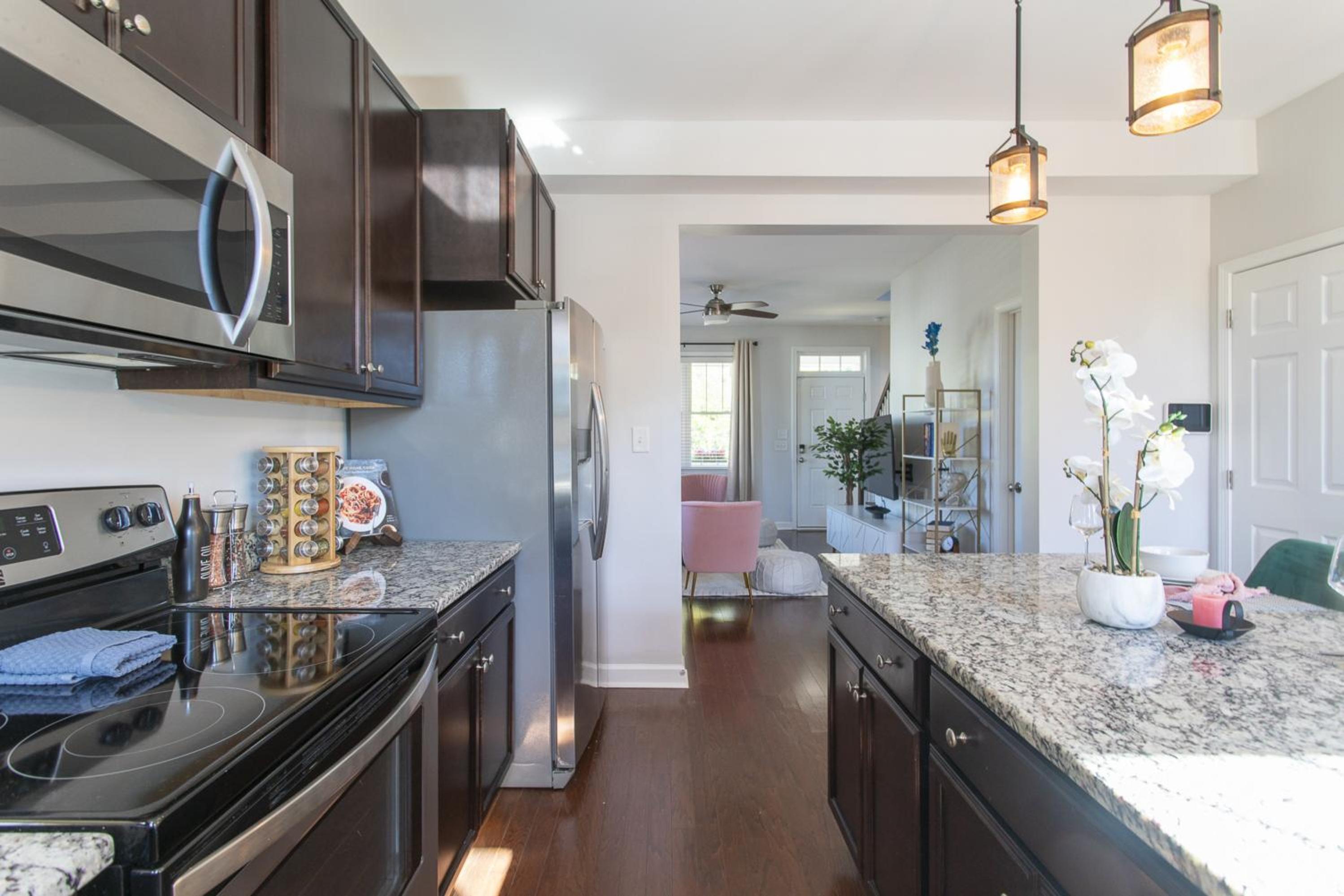 Fam-Biz Friendly 3BD with Fire pit & BBQ - Downtown view 3