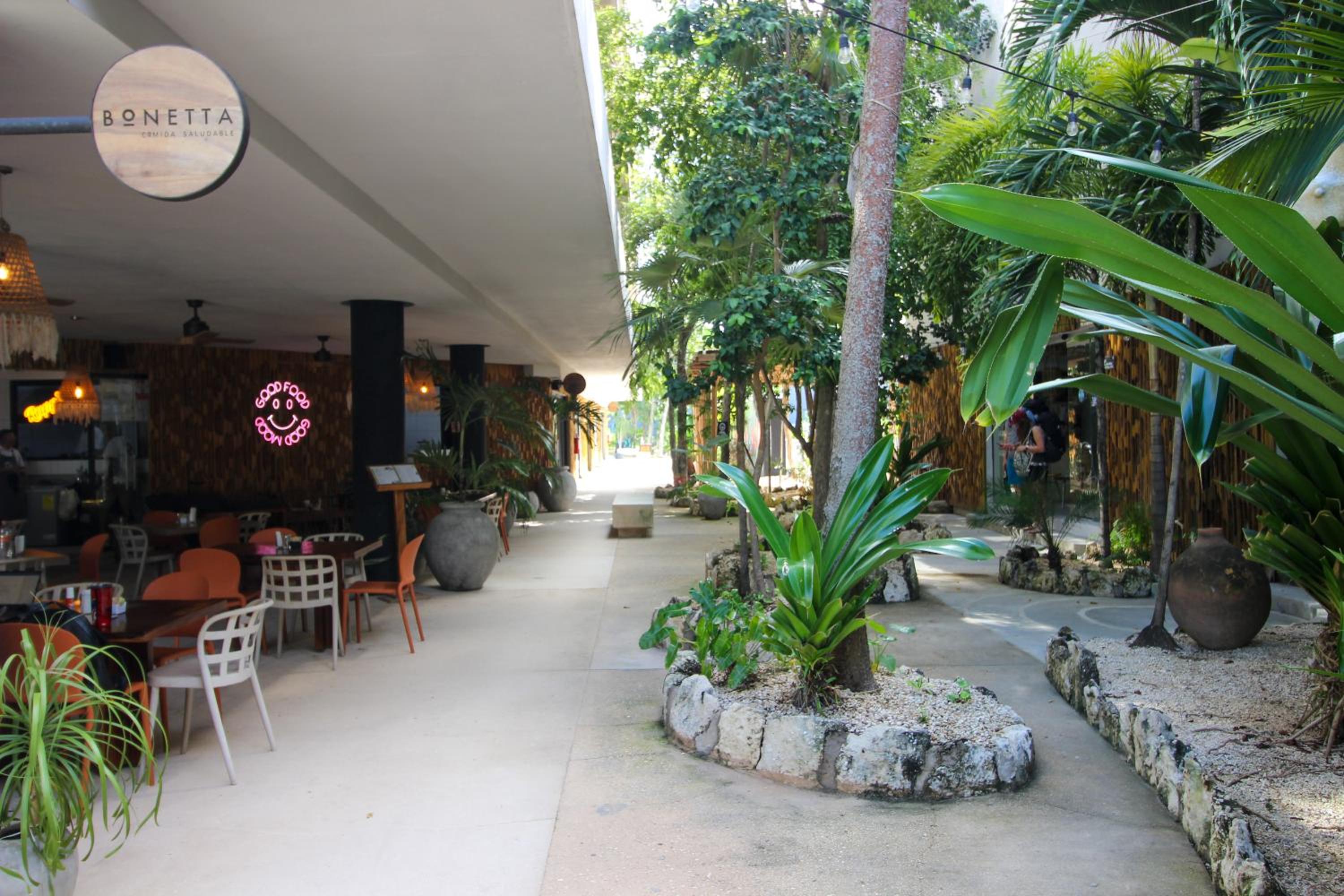 Luxury Studio with Rooftop Pool, Gym, Padel Court, Art Installations & Shopping view 5