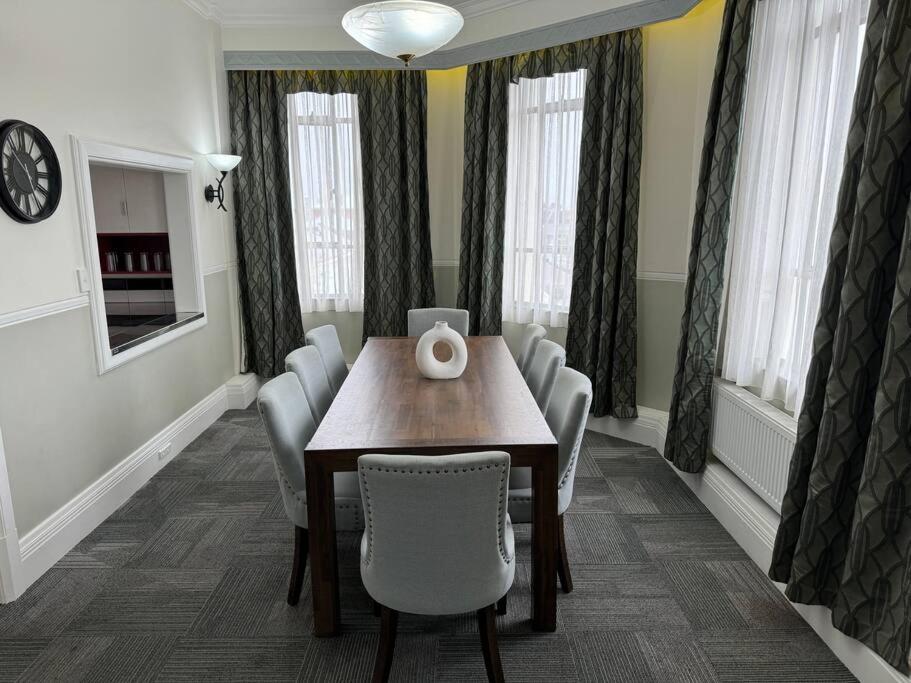 4 large bedroom Apartment in the City view 3