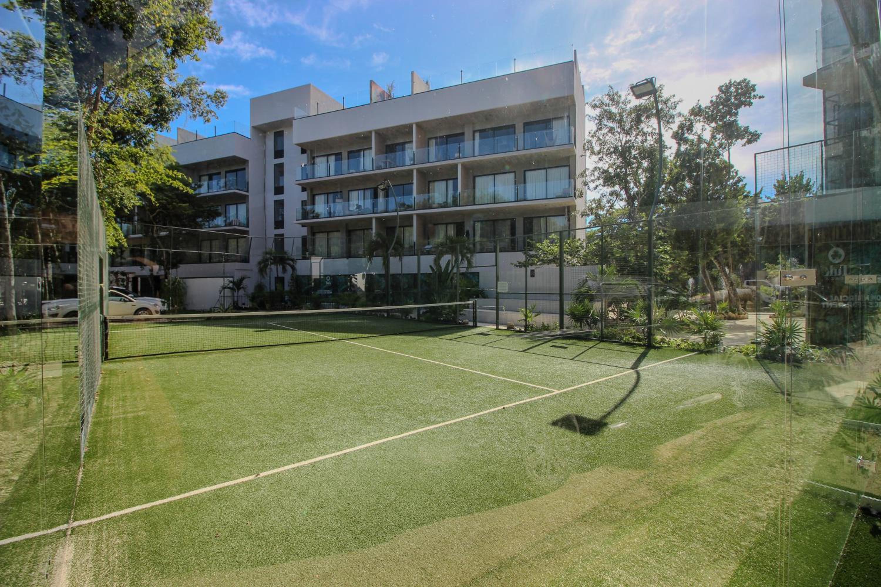Luxury Studio with Rooftop Pool, Gym, Padel Court, Art Installations & Shopping view 3