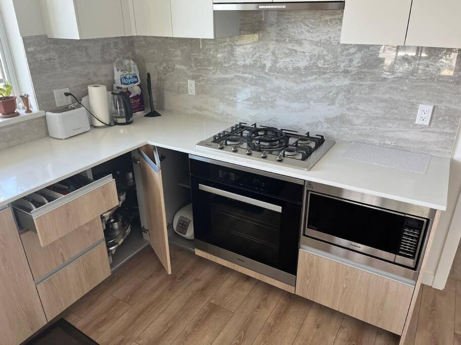 Brand new Stylists Richmond central 2B2BR