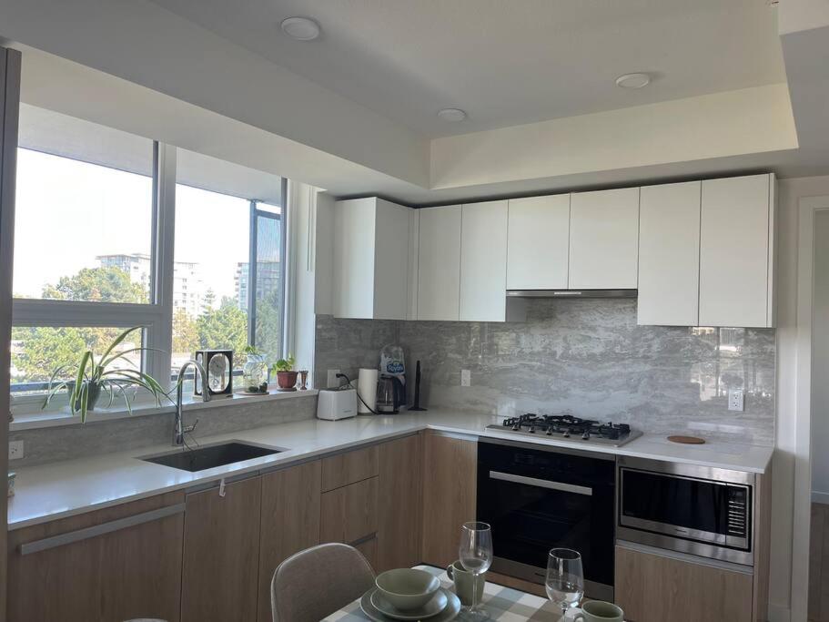Brand new Stylists Richmond central 2B2BR