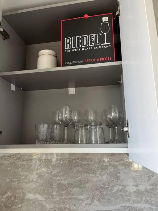 Brand new Stylists Richmond central 2B2BR