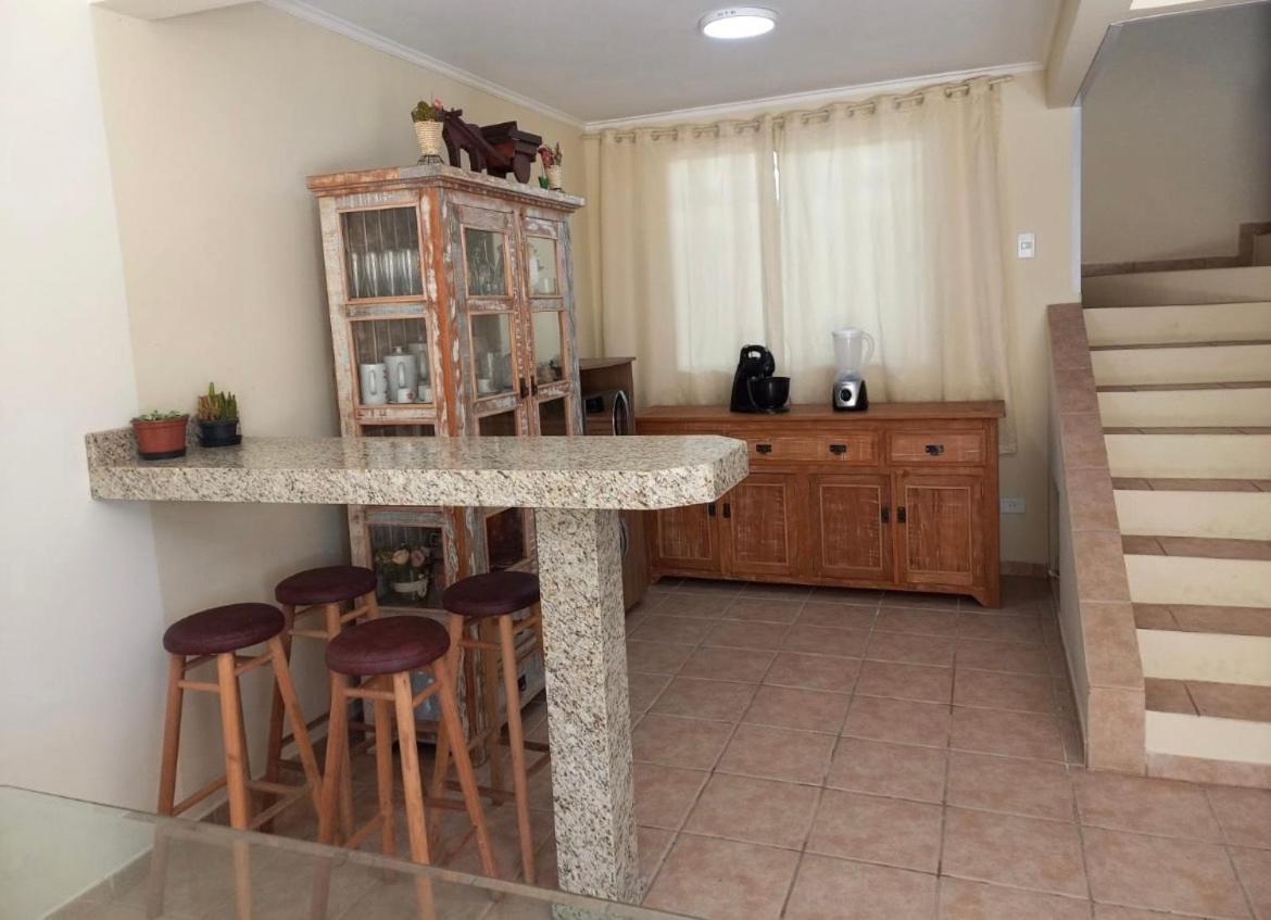 Sobrado aconchegante com Piscina Ar Condicionado 3 quartos a 150 metros do mar no Brejatuba
