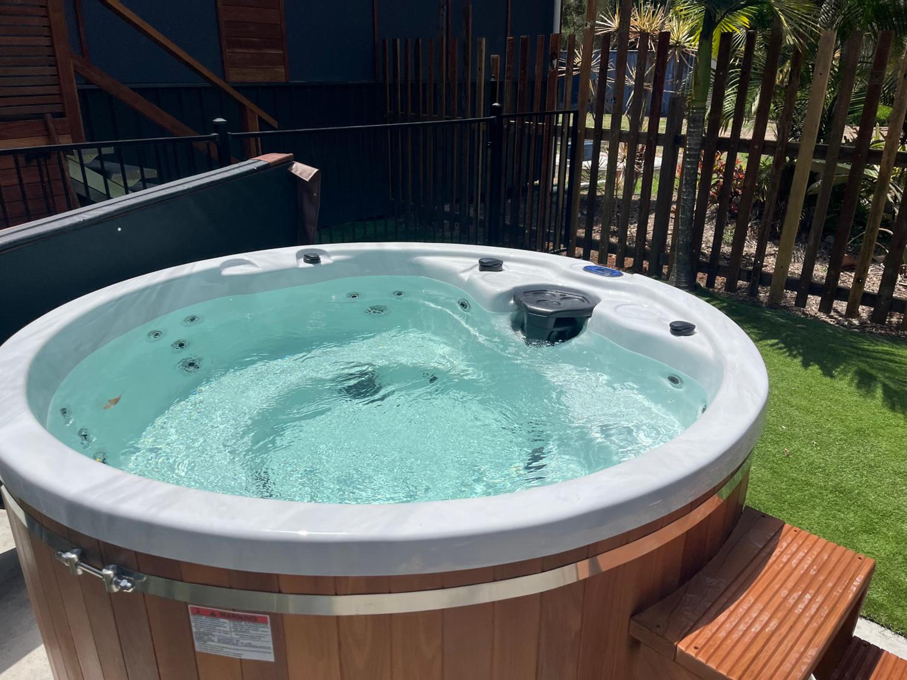 2 Bedroom Cottage with Lagoon pool & spa