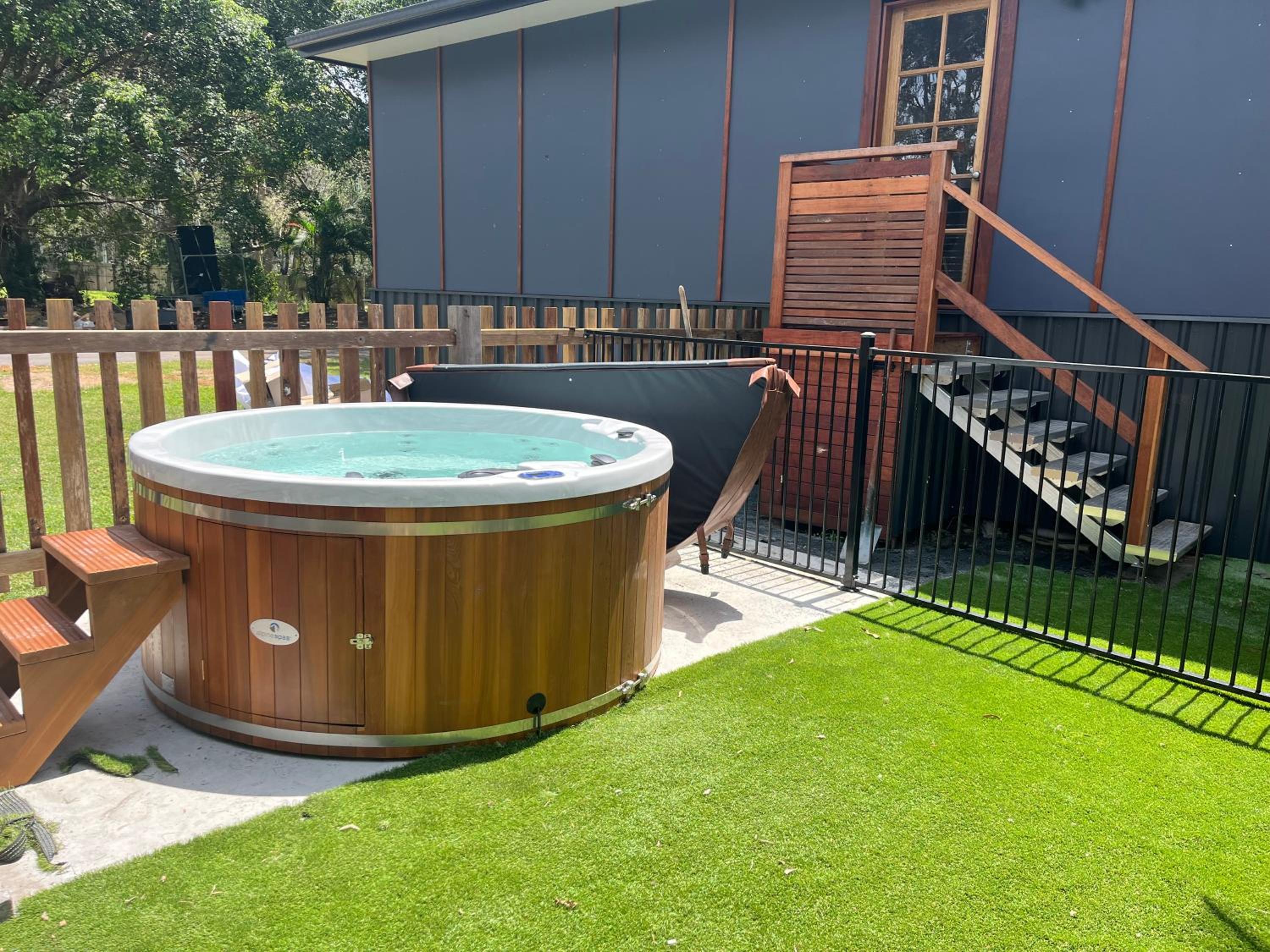 2 Bedroom Cottage with Lagoon pool & spa