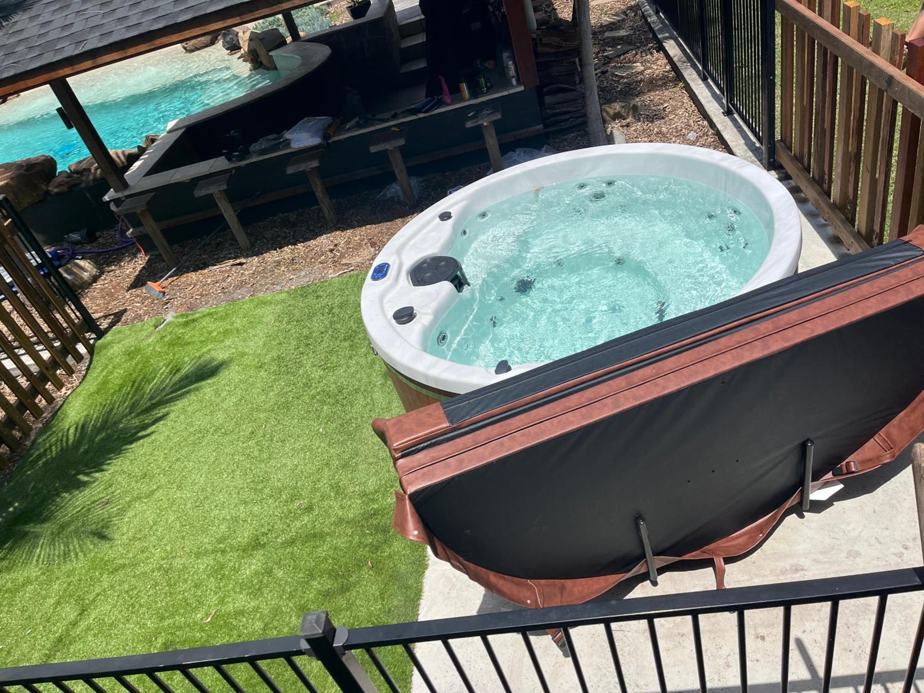 2 Bedroom Cottage with Lagoon pool & spa