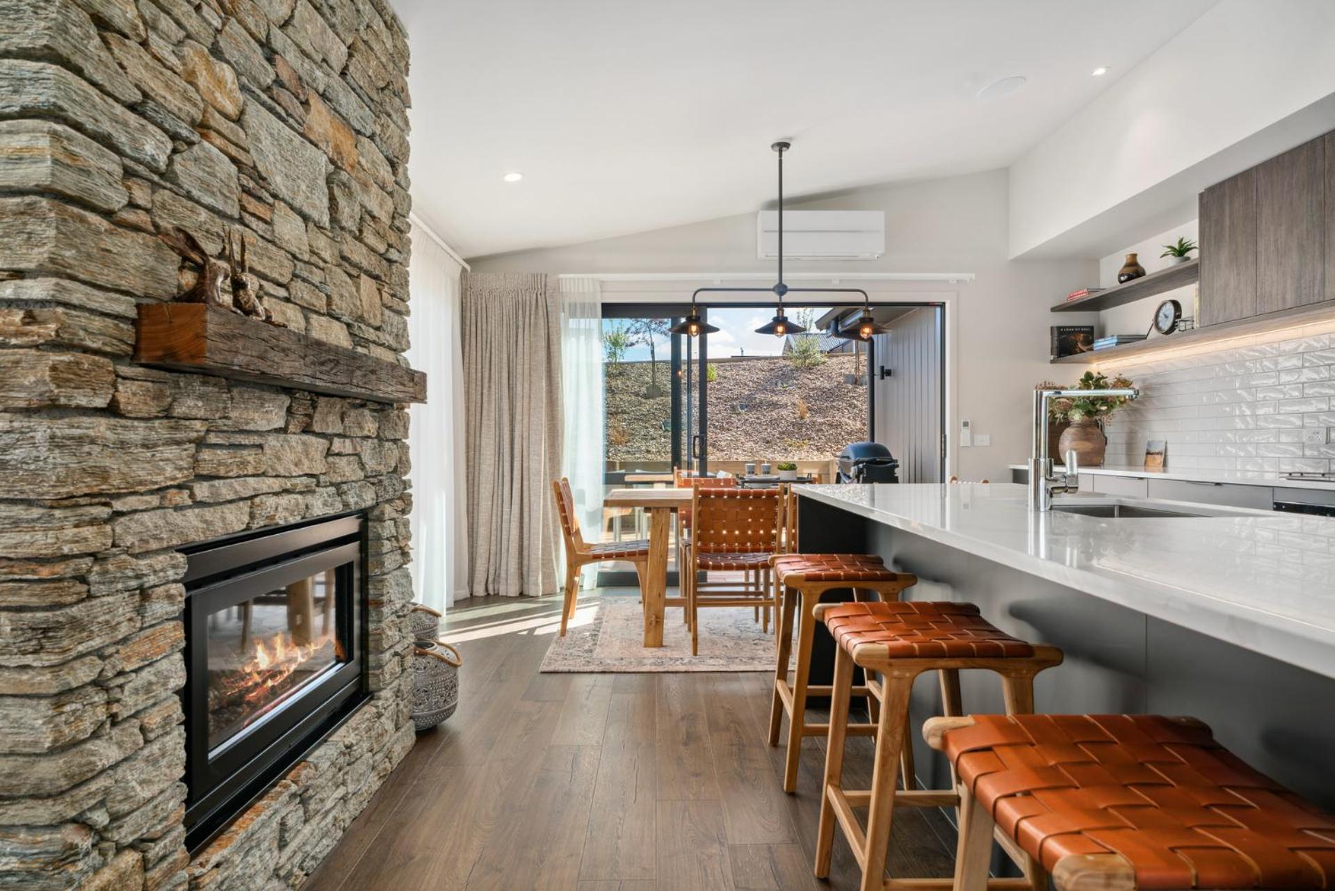 86 on Kirimoko - Wanaka Holiday Home view 5