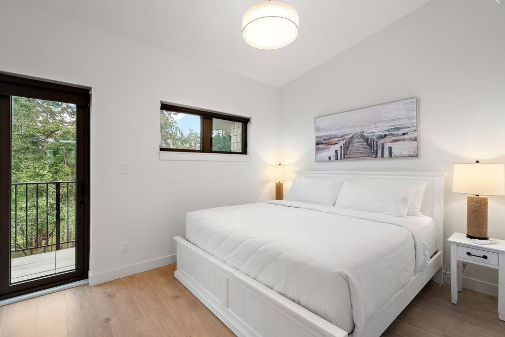 The Beach House at Saratoga Modern Beach Oasis
