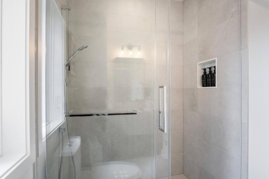 Ultra Luxurious Modern Chalet Private Jacuzzi