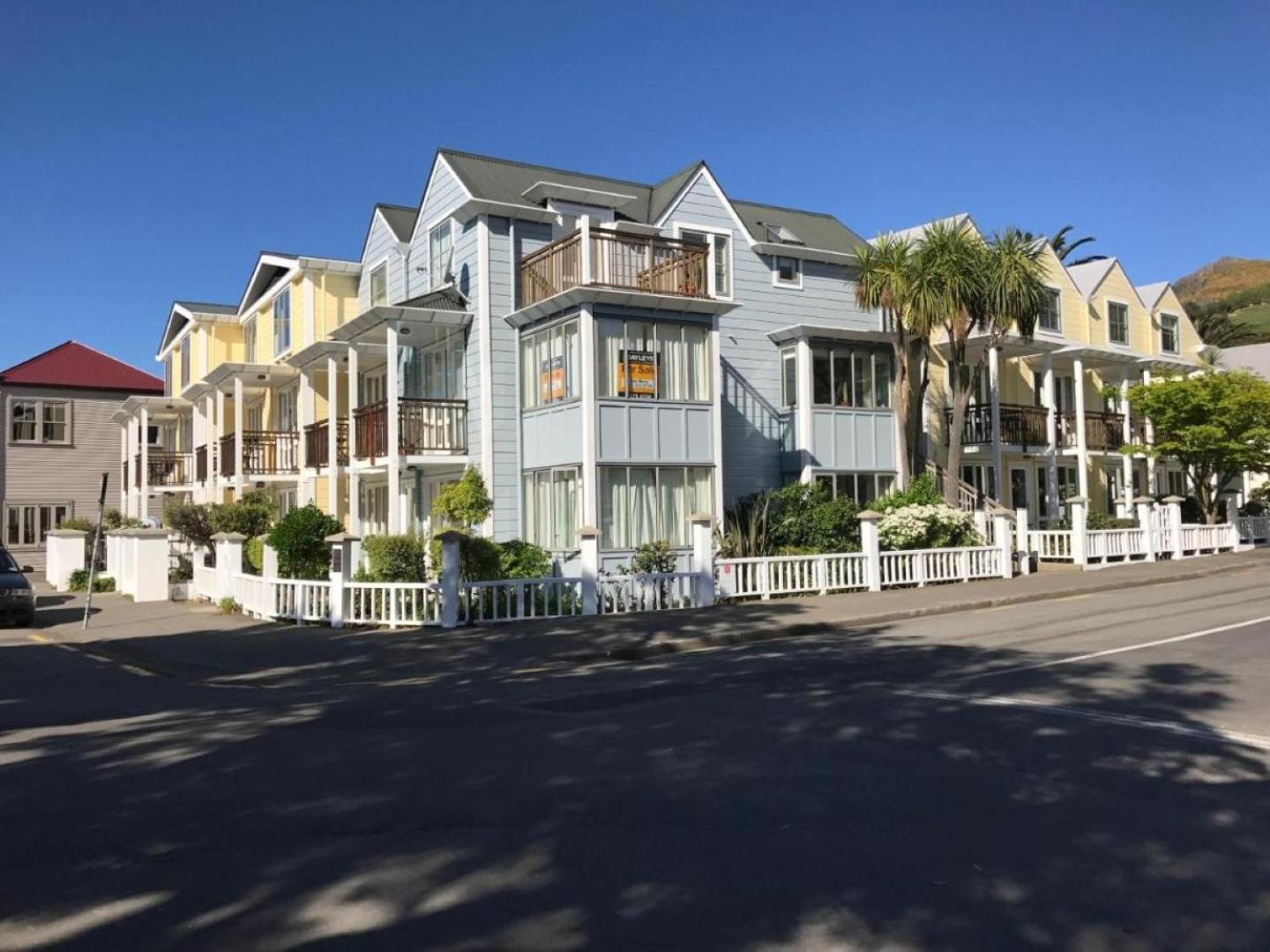 Waterfront Akaroa Retreat with Harbour Views & Balcony - Bruce Waterfront Apartment 31 view 3