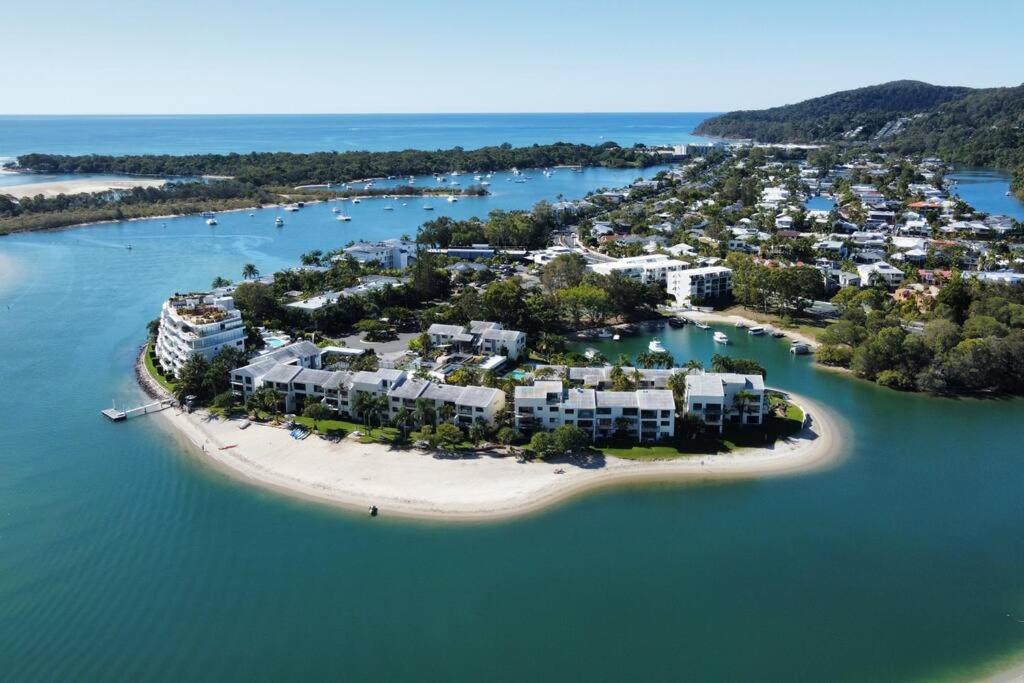 Stylish Poolside Villa, Noosa