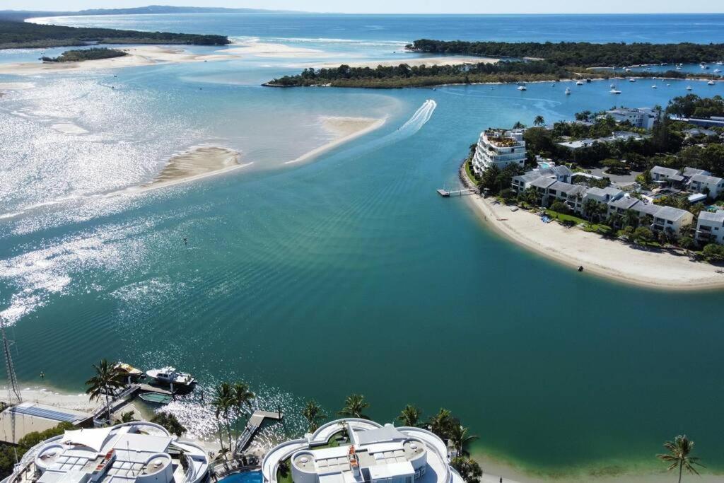 Stylish Poolside Villa, Noosa