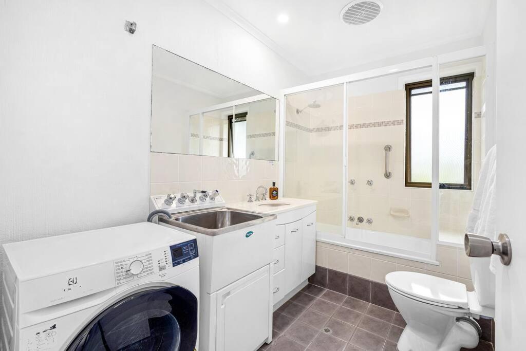 Stylish Poolside Villa, Noosa