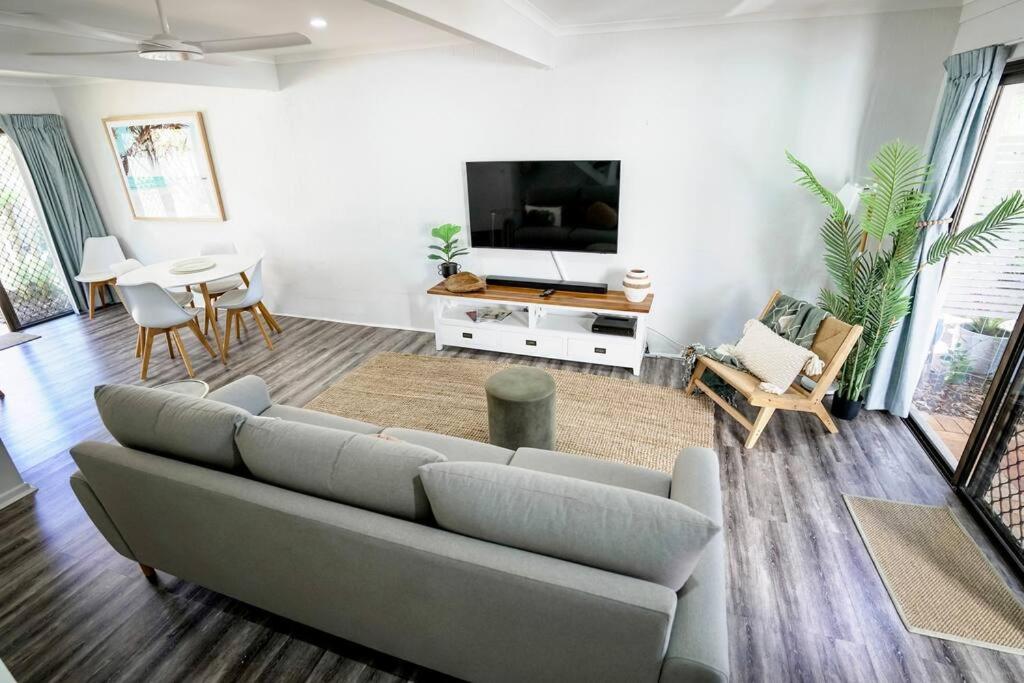 Stylish Poolside Villa, Noosa