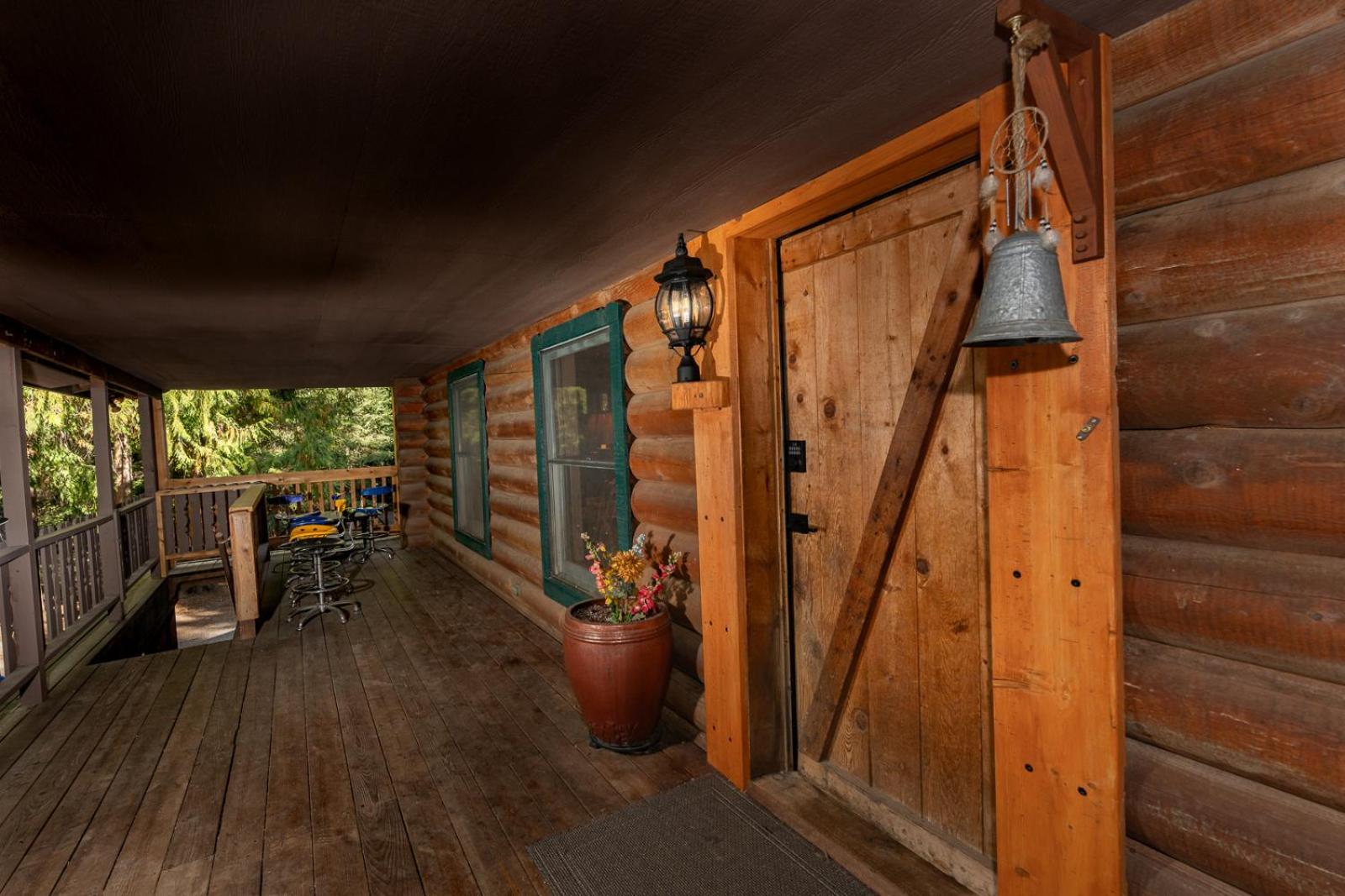 Private Forest Lodge Near Silverwood Theme Park - Sleeps 10 view 2