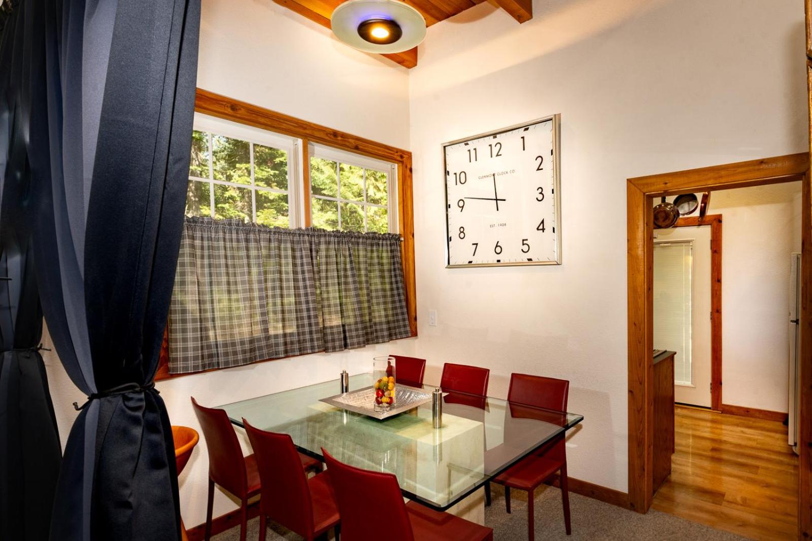 Cozy Cedar Cabin Near Silverwood Theme Park - Sleeps 5 - Quiet & Private view 4