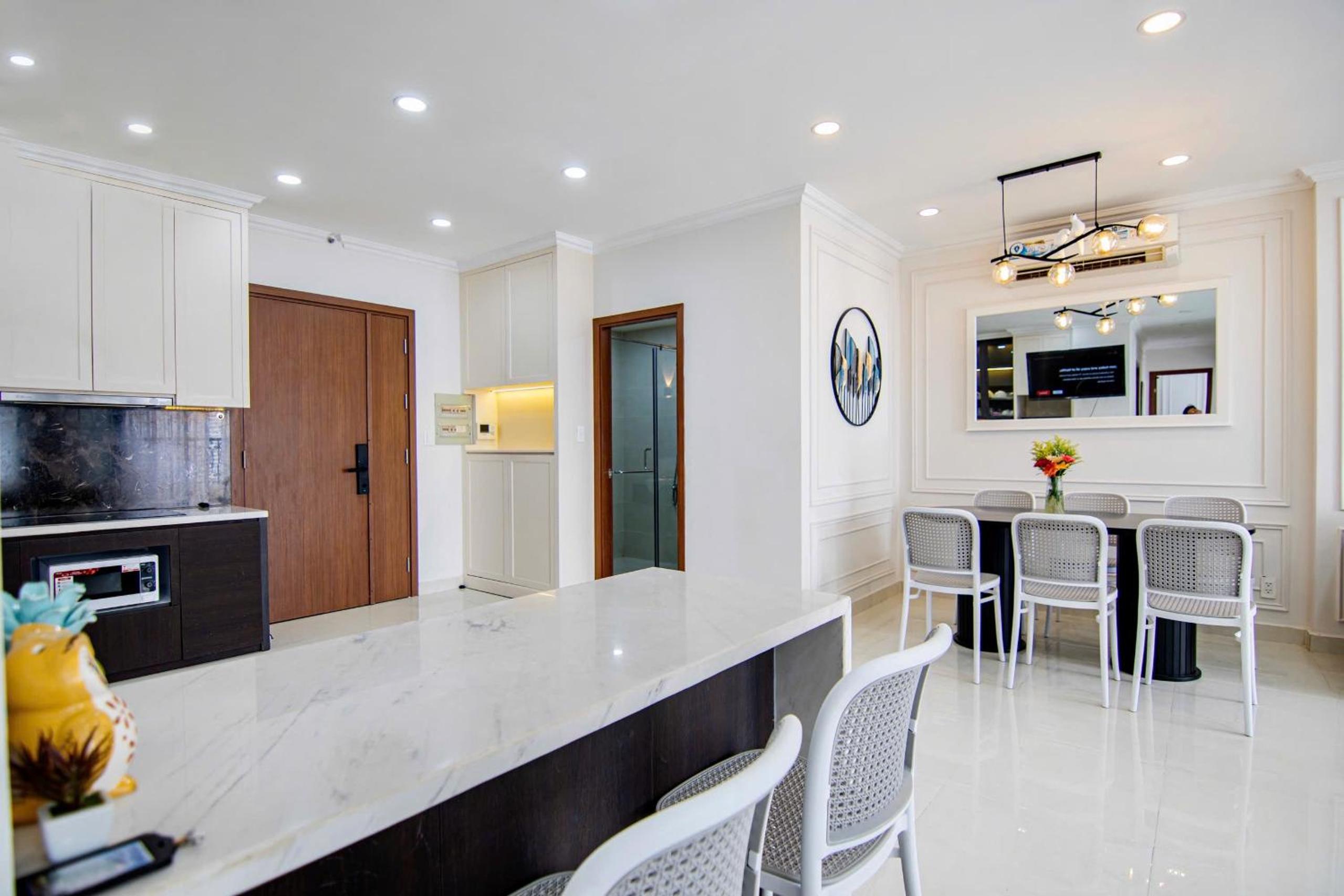 Spacious 4BR apat at Saigon Centre with pool, supermarket, view