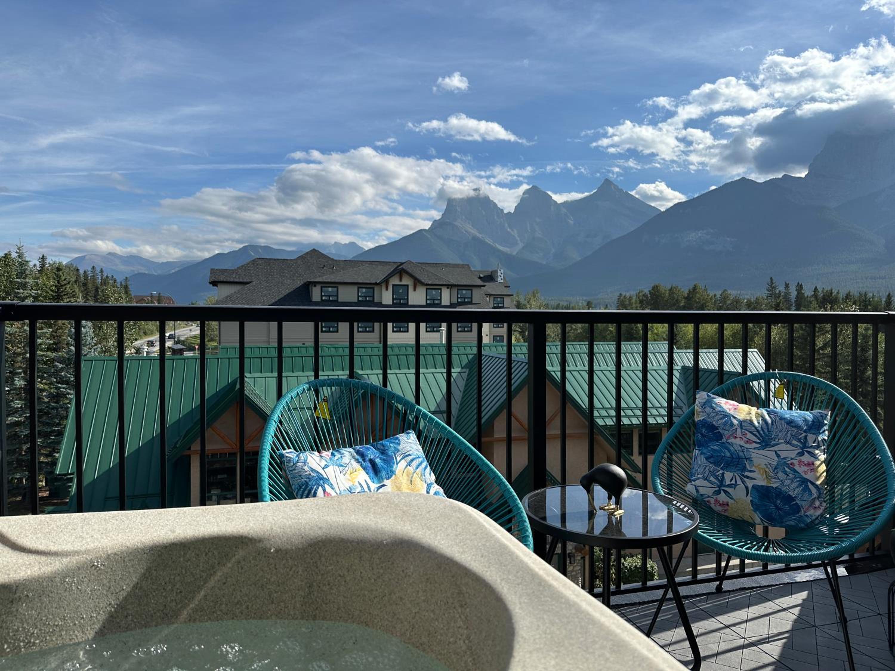 ML4- Private Rooftop Hot Tub Oasis- Entire townhouse with MTN View