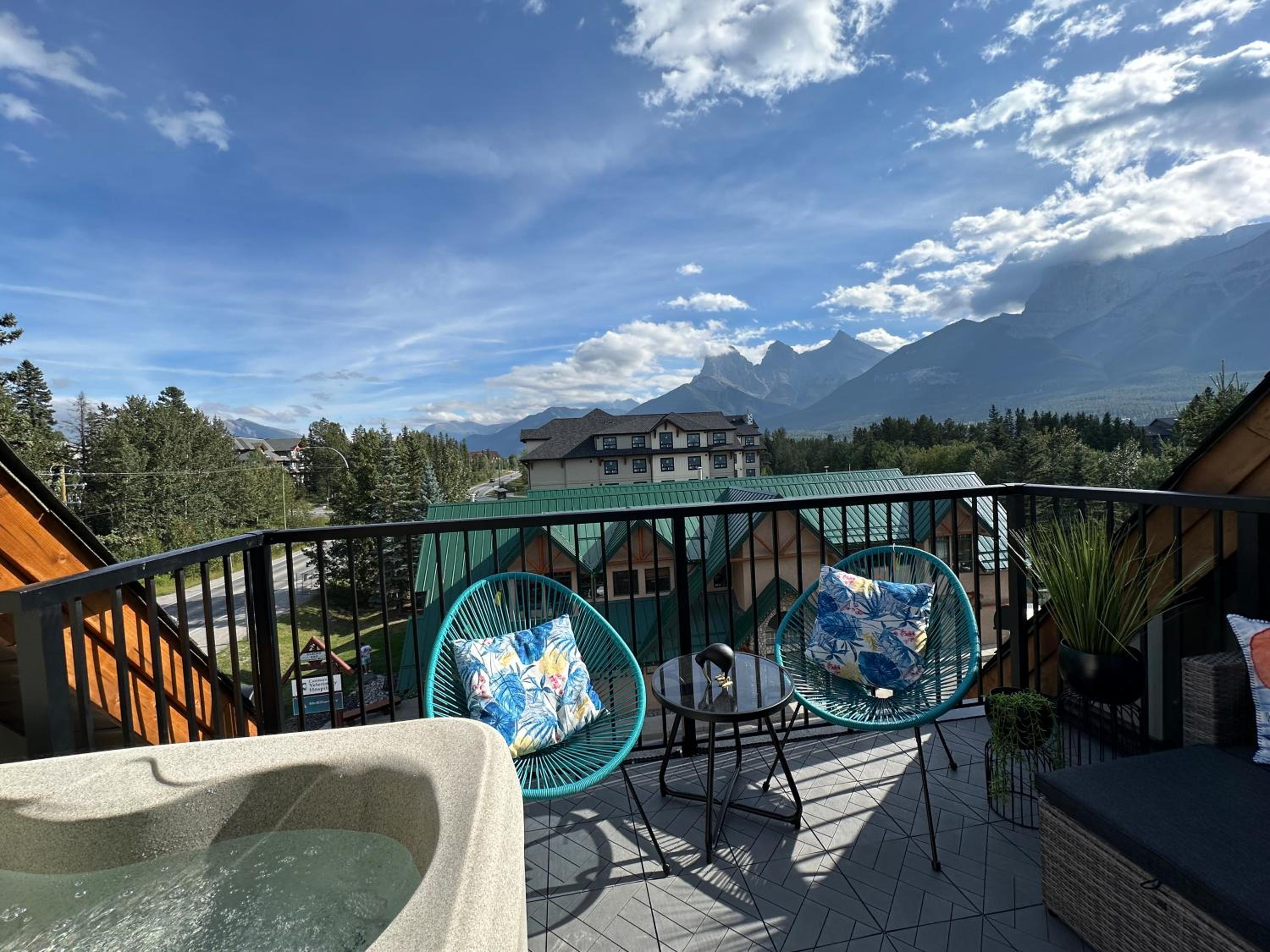 ML4- Private Rooftop Hot Tub Oasis- Entire townhouse with MTN View