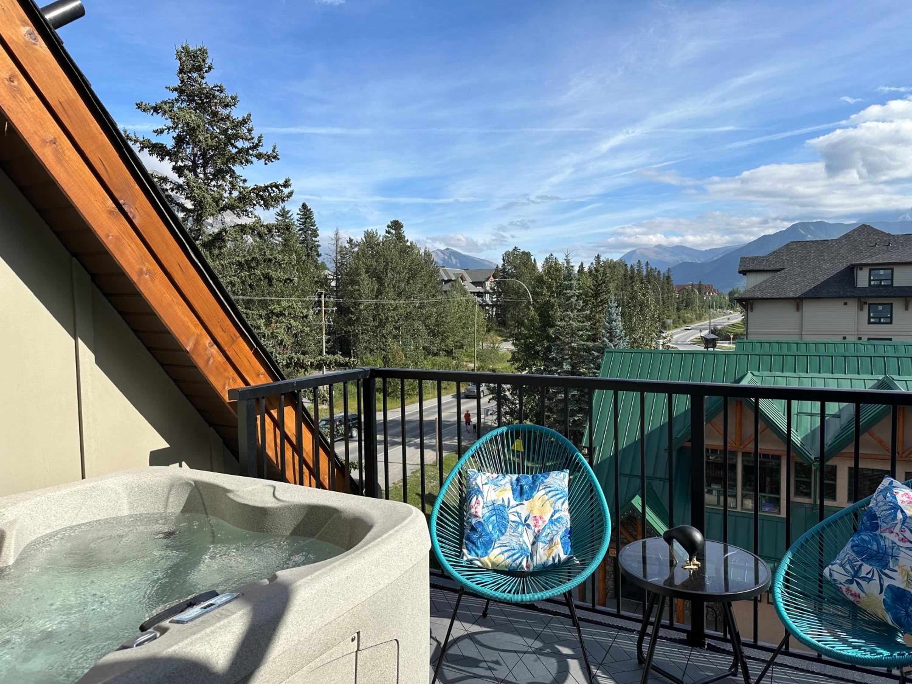 ML4- Private Rooftop Hot Tub Oasis- Entire townhouse with MTN View