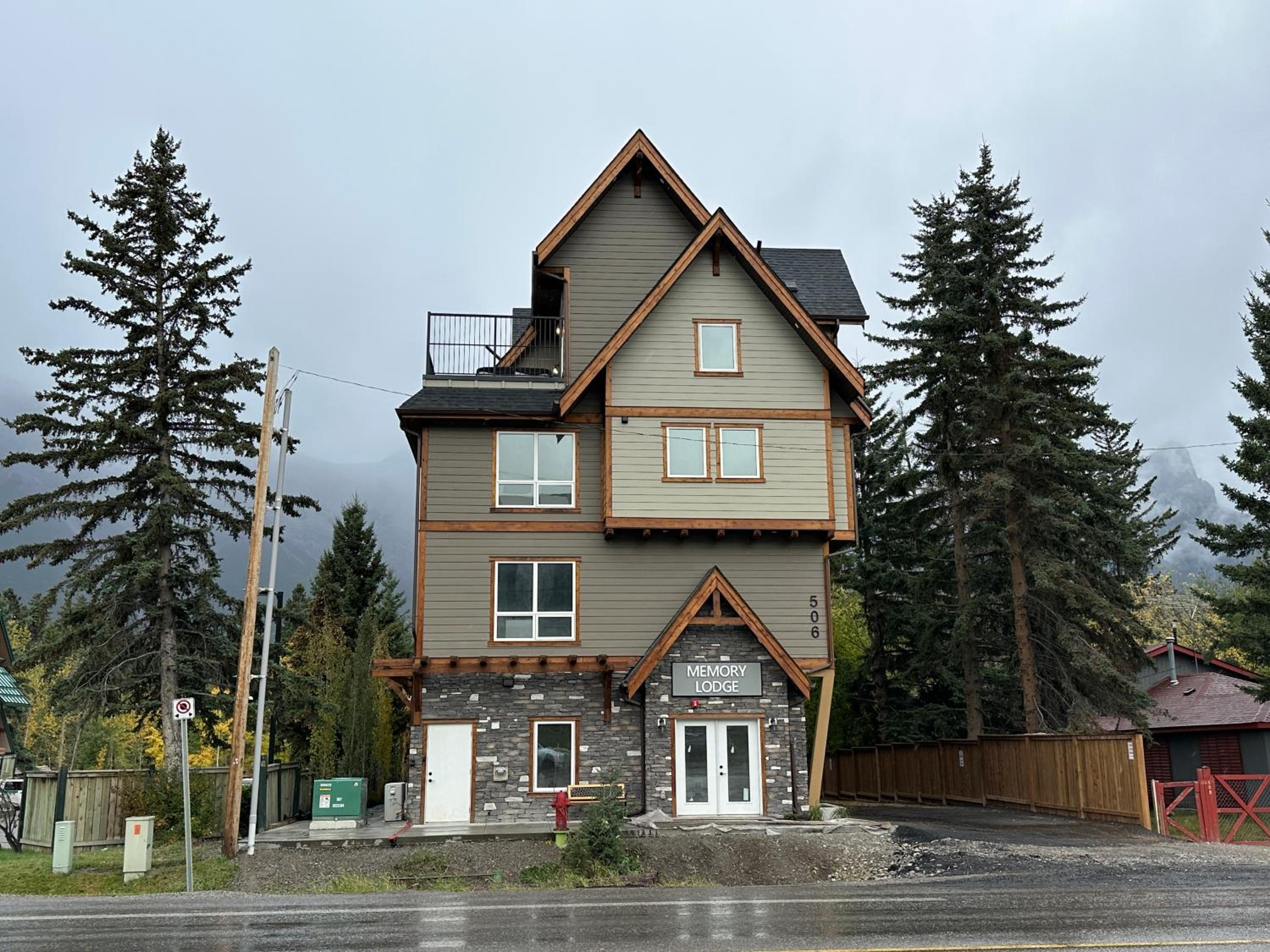 ML4- Private Rooftop Hot Tub Oasis- Entire townhouse with MTN View