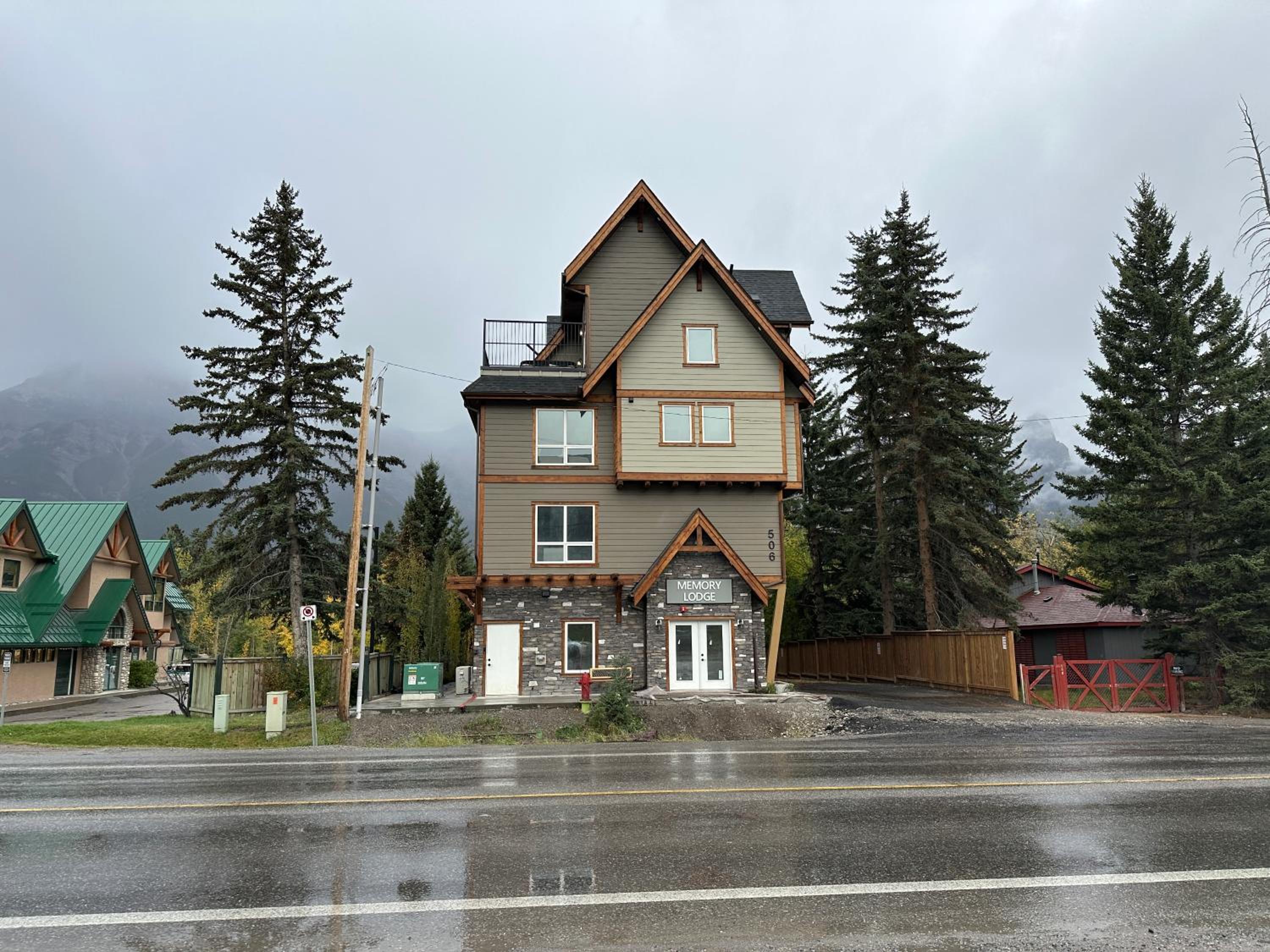 ML4- Private Rooftop Hot Tub Oasis- Entire townhouse with MTN View