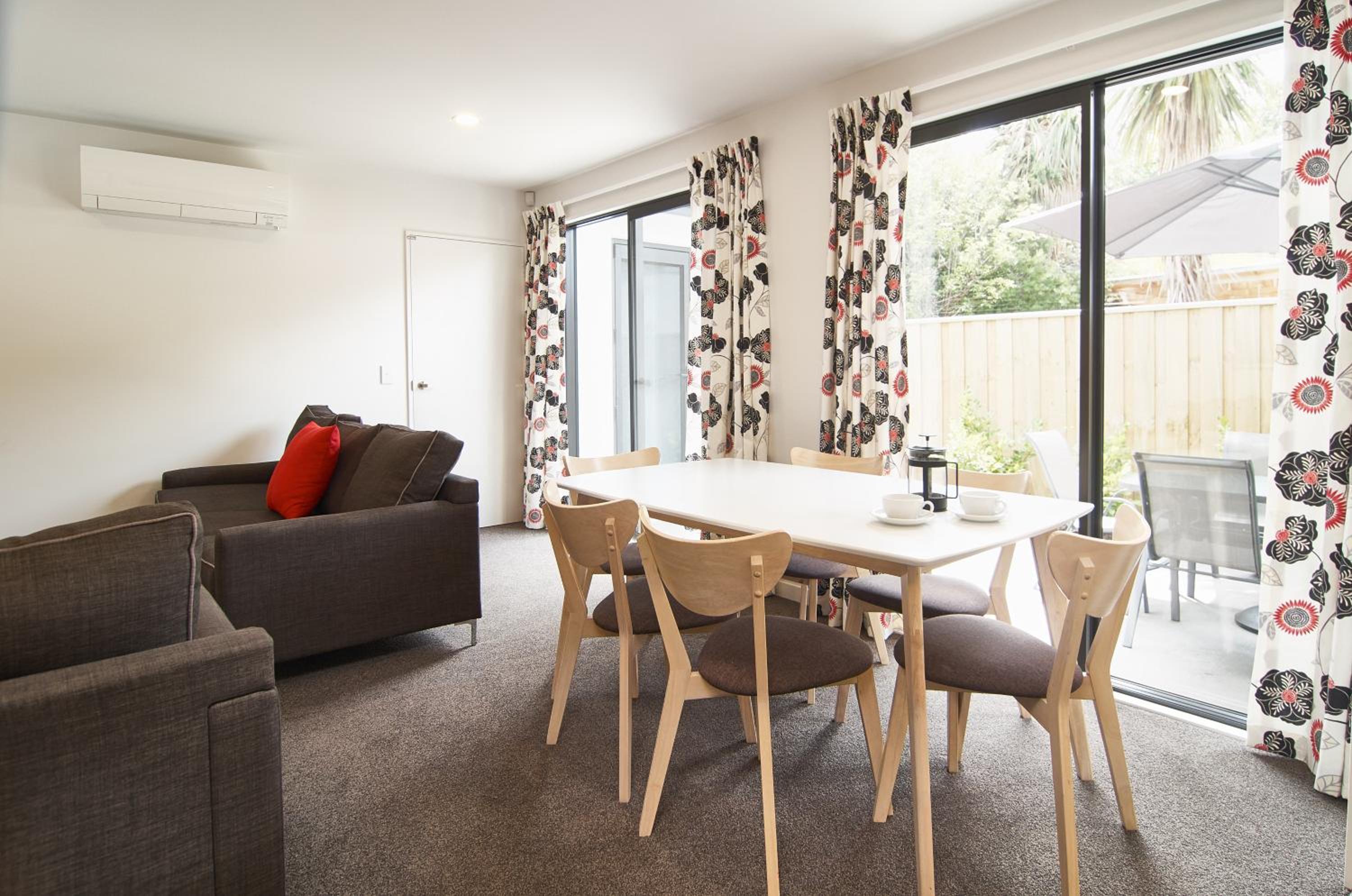 Hutcheson St - Christchurch Holiday Homes view 3