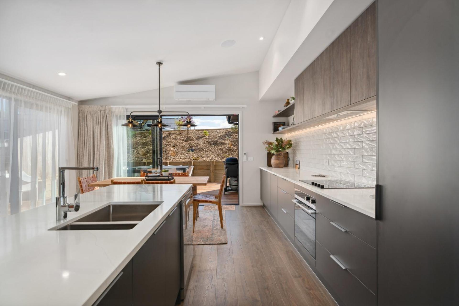 86 on Kirimoko - Wanaka Holiday Home view 3